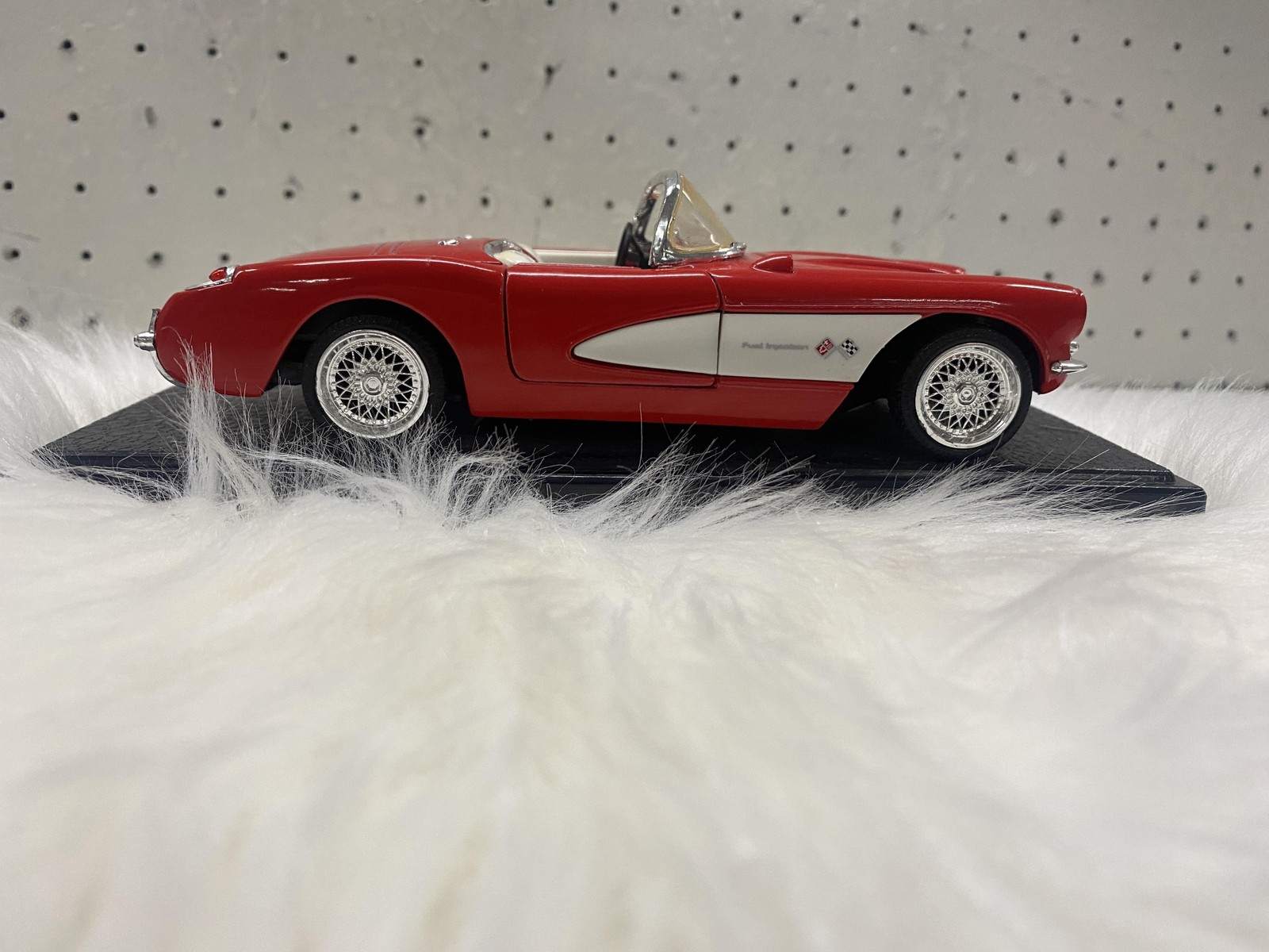 Chevrolet Corvette 1957 1:43 Diecast Model Toy Car Red Convertible With Stand