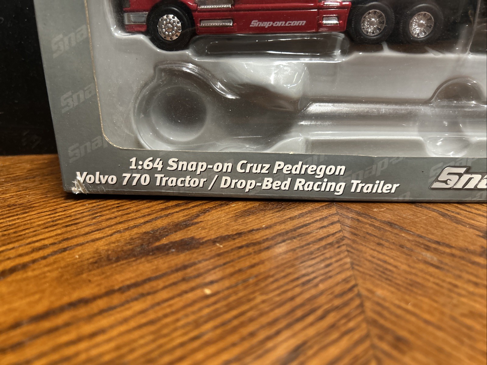 SNAP-ON Cruz Pedregon Volvo 770 Tractor Drop-Bed Trailer 1:64 – Missing Ratchet
