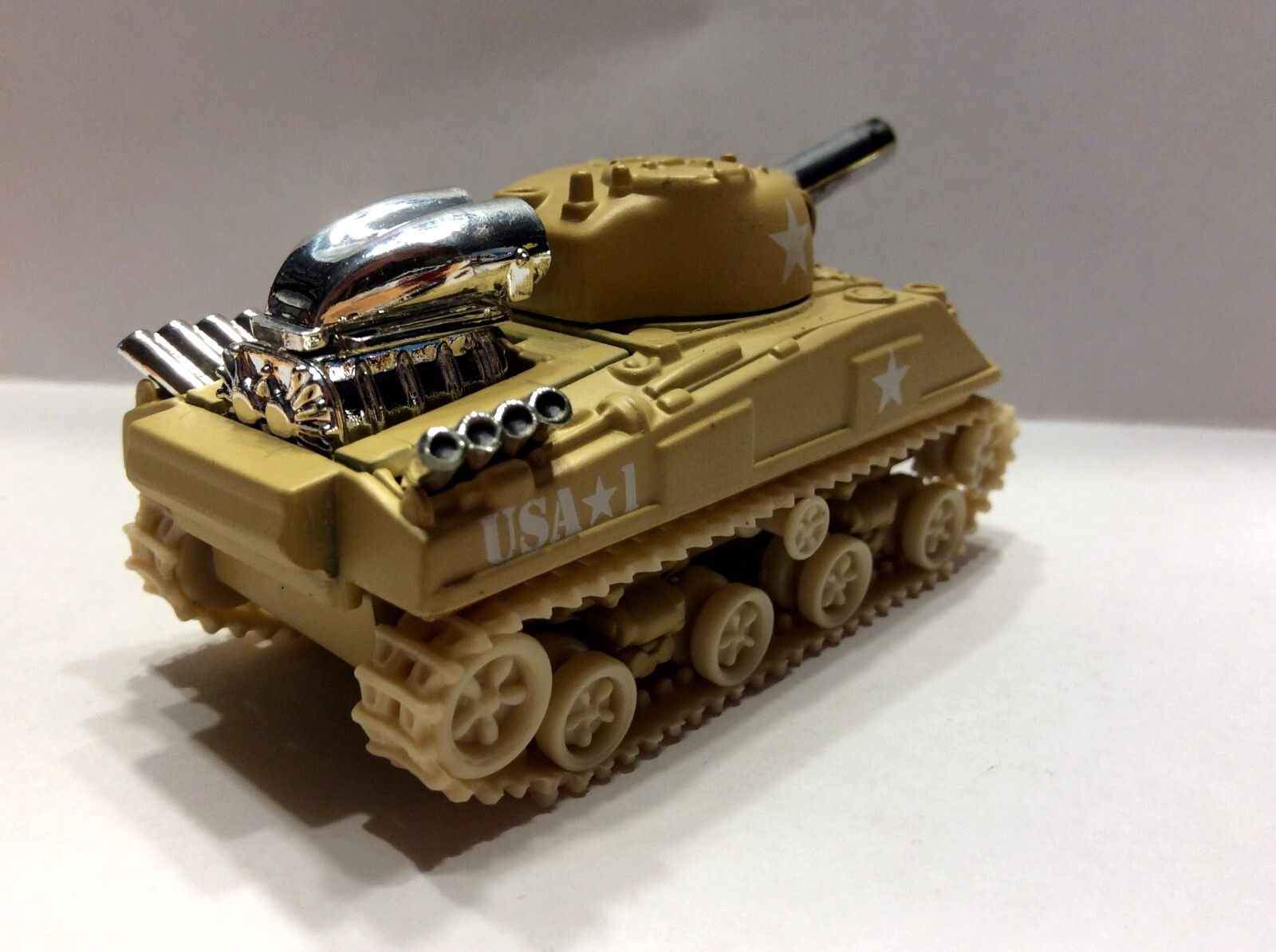 Muscle Machines Military Vehicles Sherman Tank 1:64 Scale —