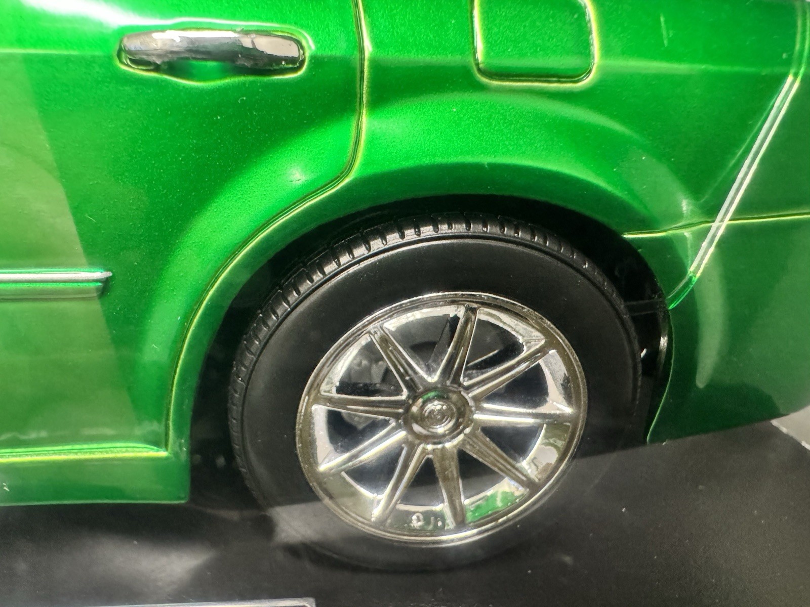 Maisto 1:18 2005 Chrysler HEMI 300C Diecast Model Car Special Edition Green