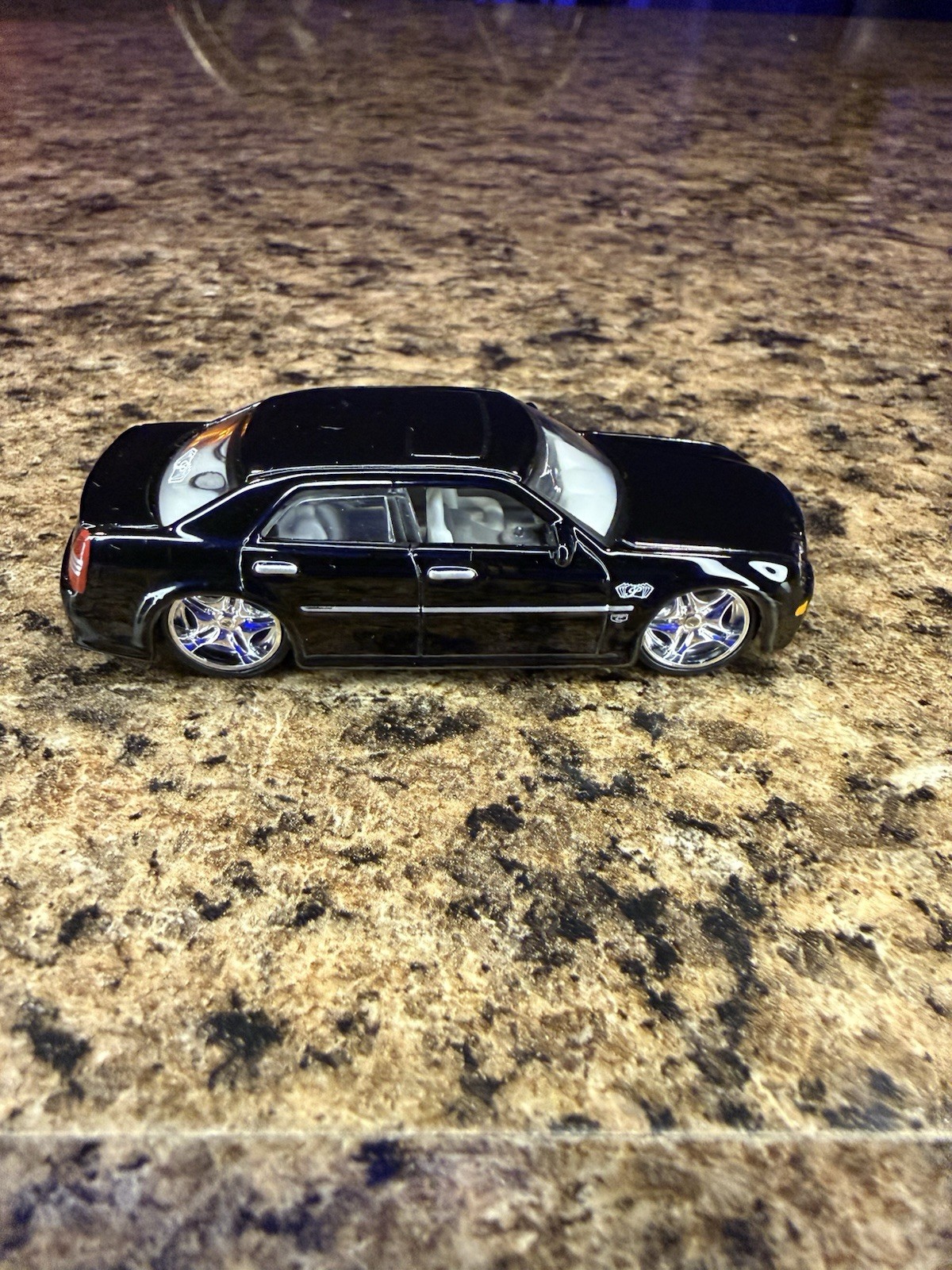 Maisto Playerz Luxury Collection 2005 Chrysler 300 300C Hemi black 1:64