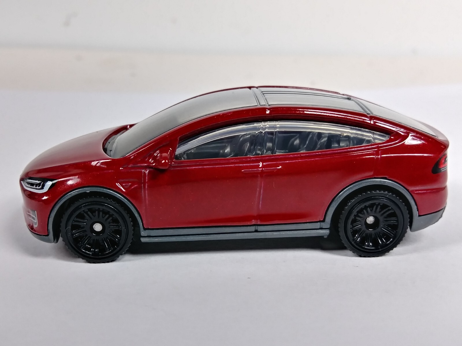 Tesla Model X Matchbox 2023 1-100 MBX Metro #18 Metalflake Red 10SP 1:64 Loose