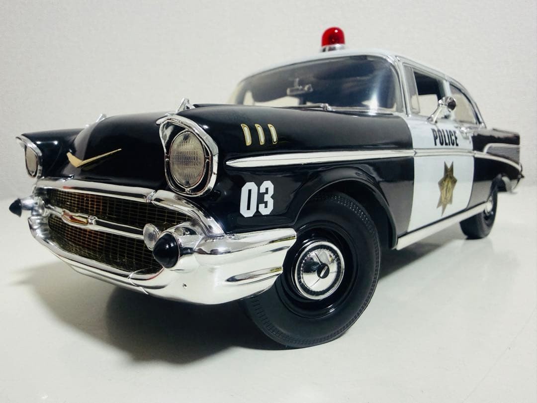 Diecast 1/18 ’57 Chevy Chevrolet BelAir collectible display case used
