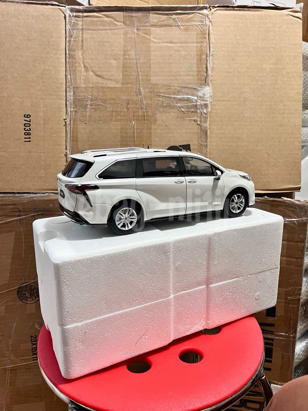 1:18 Scale 2021~2026 Toyota Sienna Limited Ice White Minivan Diecast Model Car