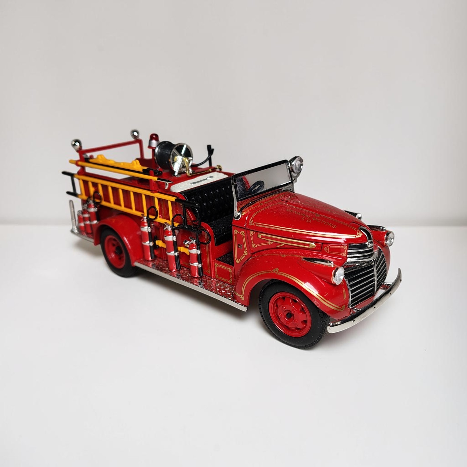 1941 GMC Fire Truck 1:24 Road Signature Diecast – Mint Condition Loose