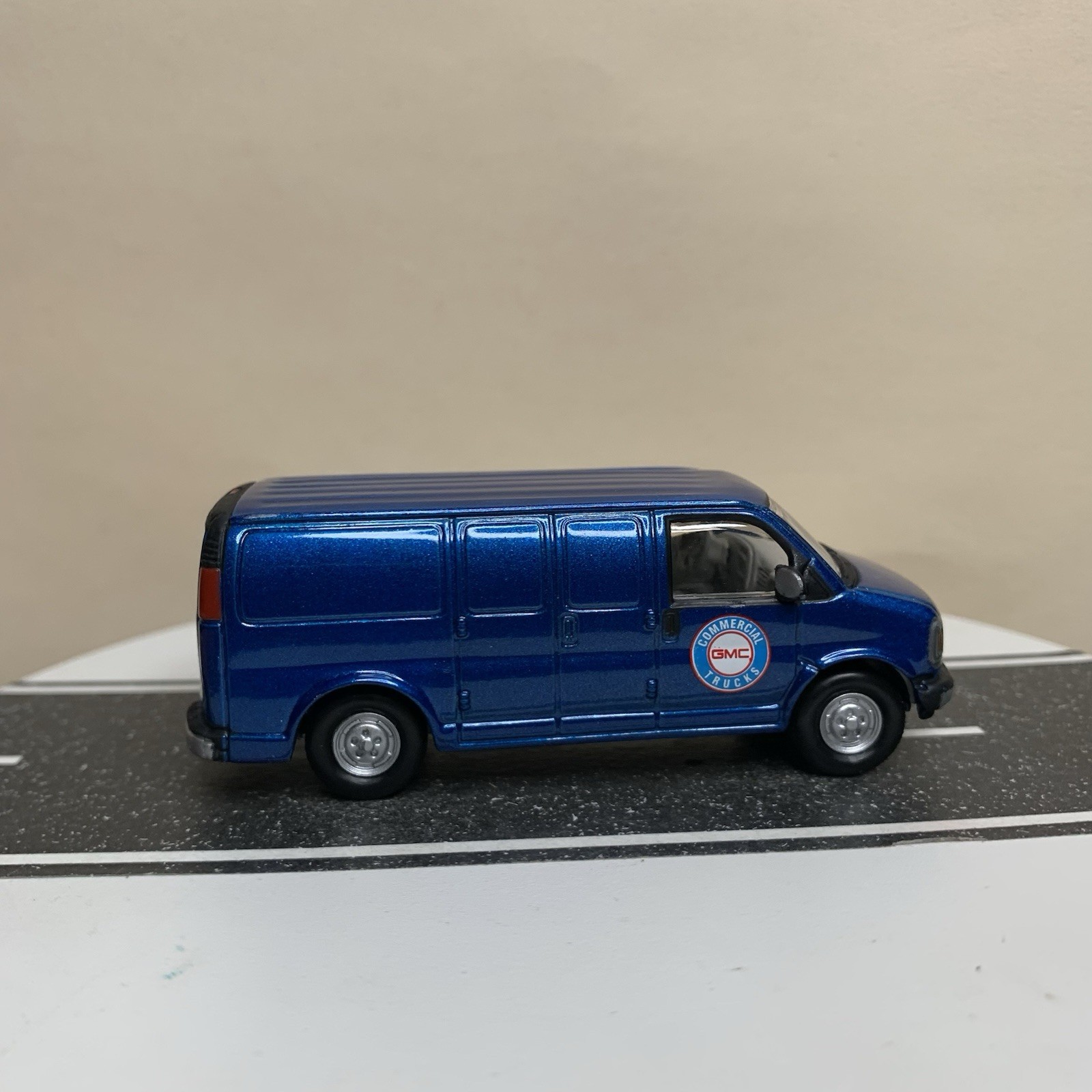 Johnny Lightning Working Class 2000 GMC Savana Van Blue “Commercial Trucks” NM
