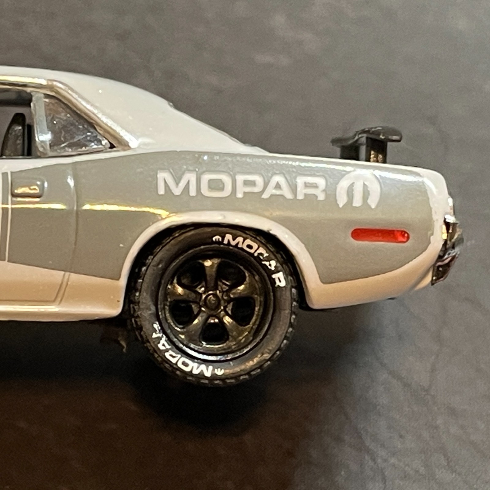 1971 Plymouth HEMI Cuda *light ceramic gray* 1/64 M2 Machines Premium Diecast