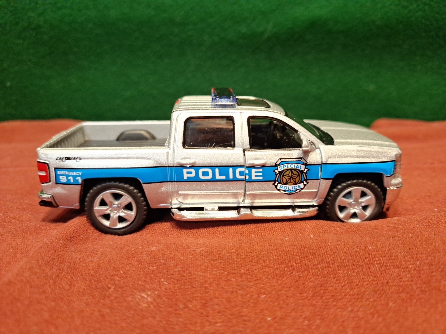 Kinsmart 1:46 2014 Police Chevy Silverado Sliver