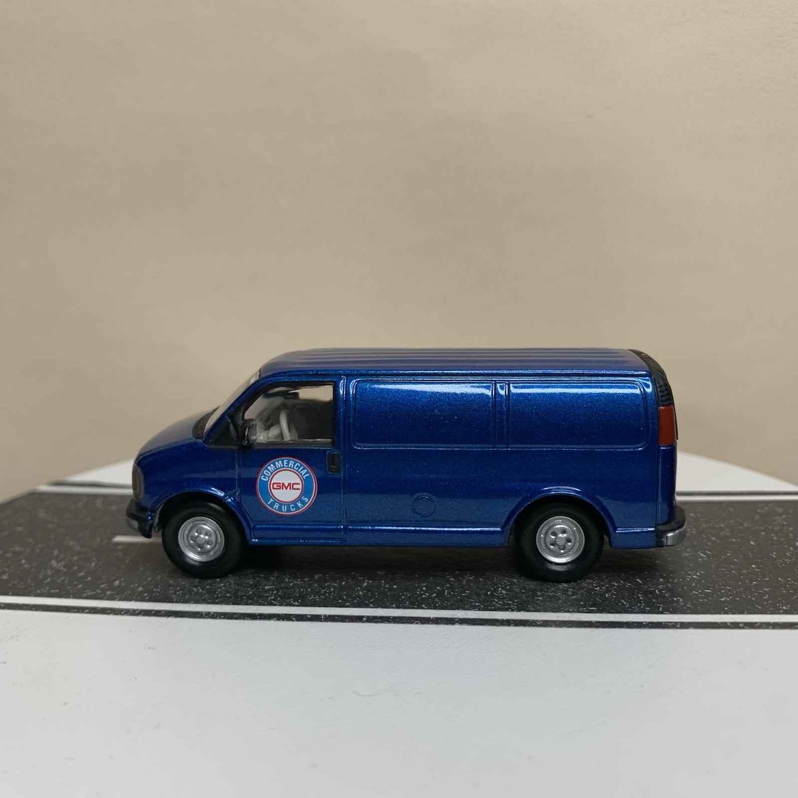 Johnny Lightning Working Class 2000 GMC Savana Van Blue “Commercial Trucks” NM