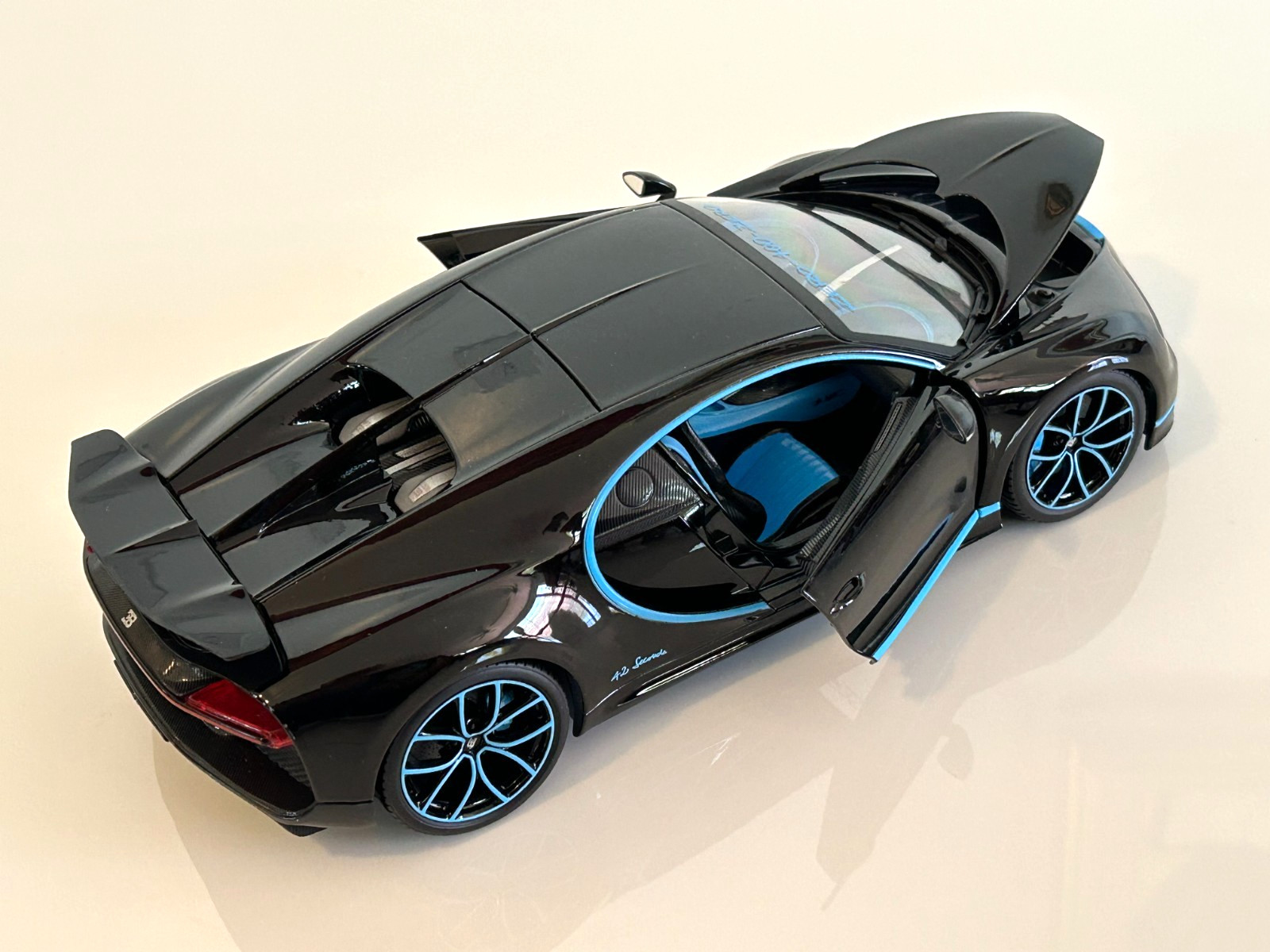 Bburago BUGATTI CHIRON Black Diecast Model Car 18-11040BK 1:18 Scale