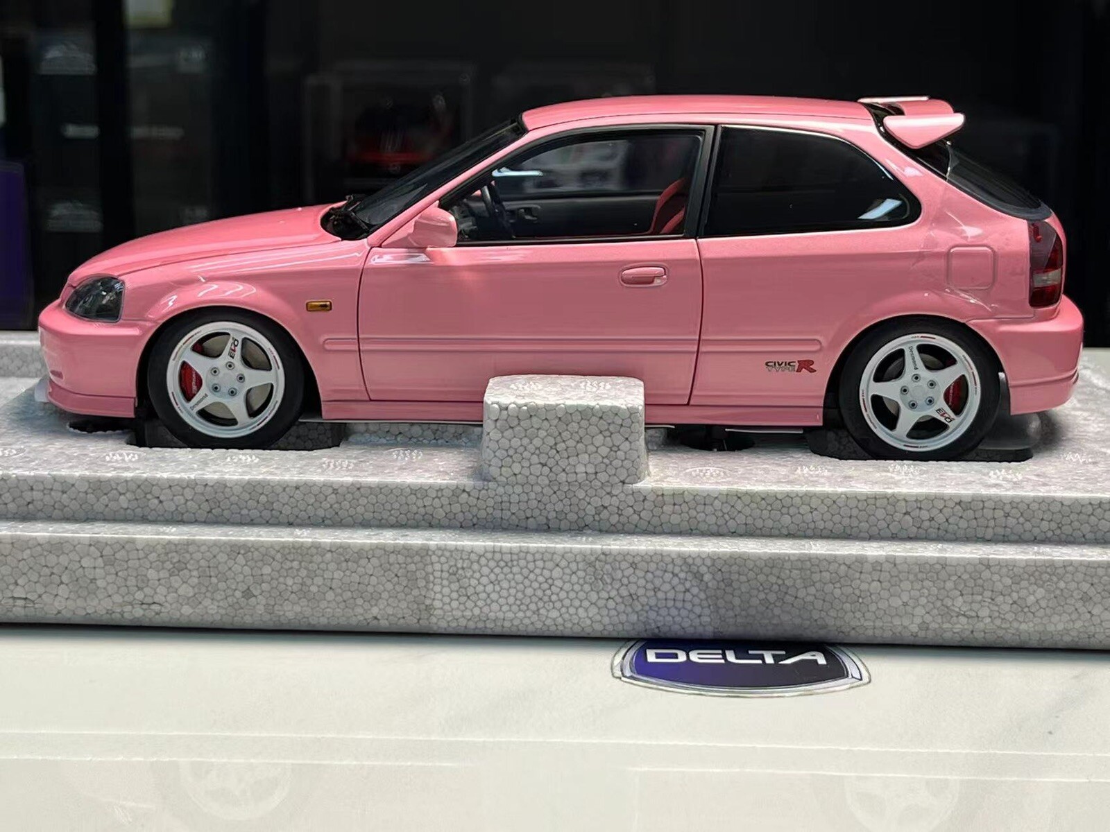 Motorhelix 1/18 honda civic type r EK9 In Light Pink