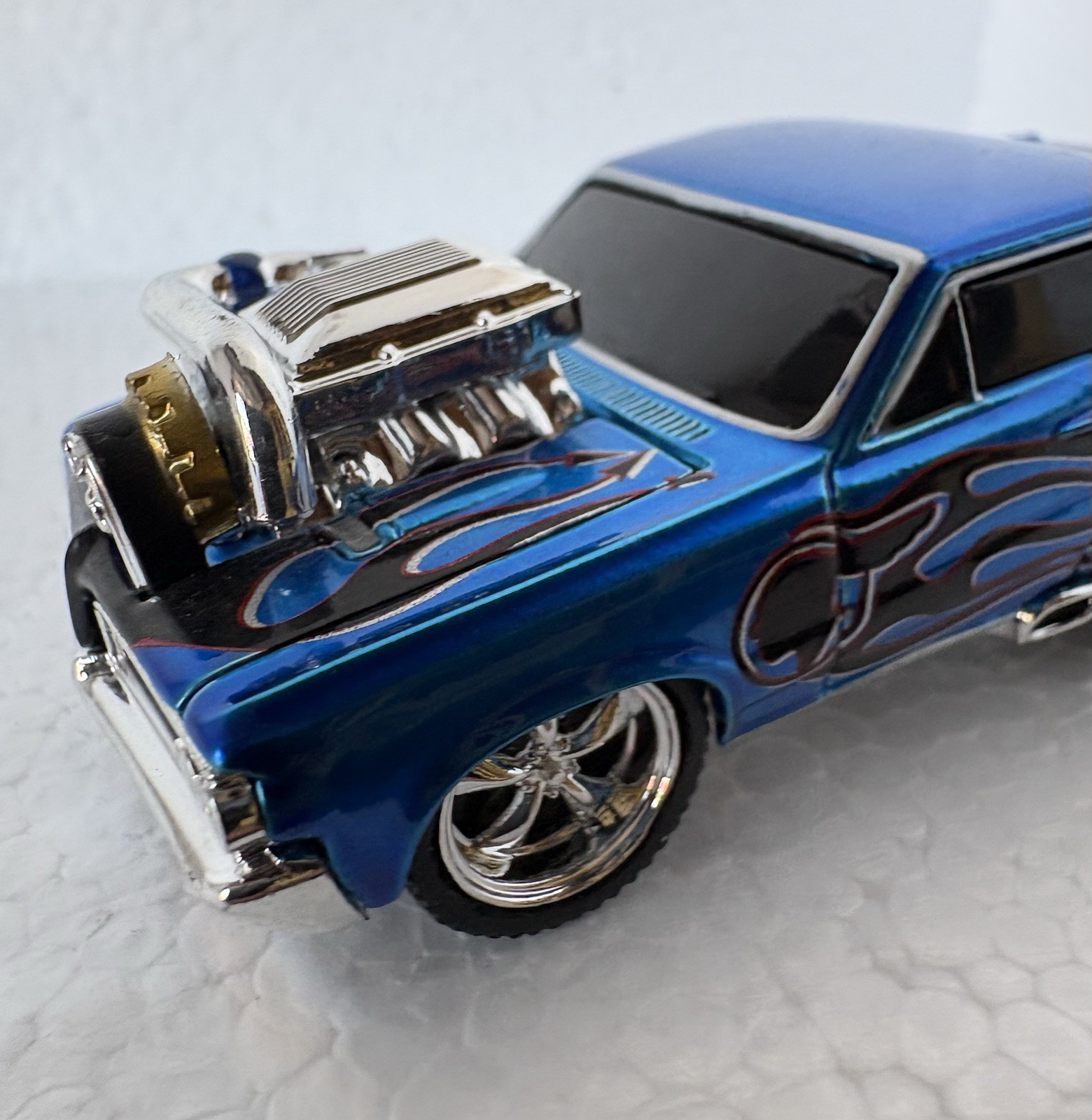 Muscle Machines 1965 Pontiac GTO Blue w/ Flames Chrome Blower 1/64 Diecast Car