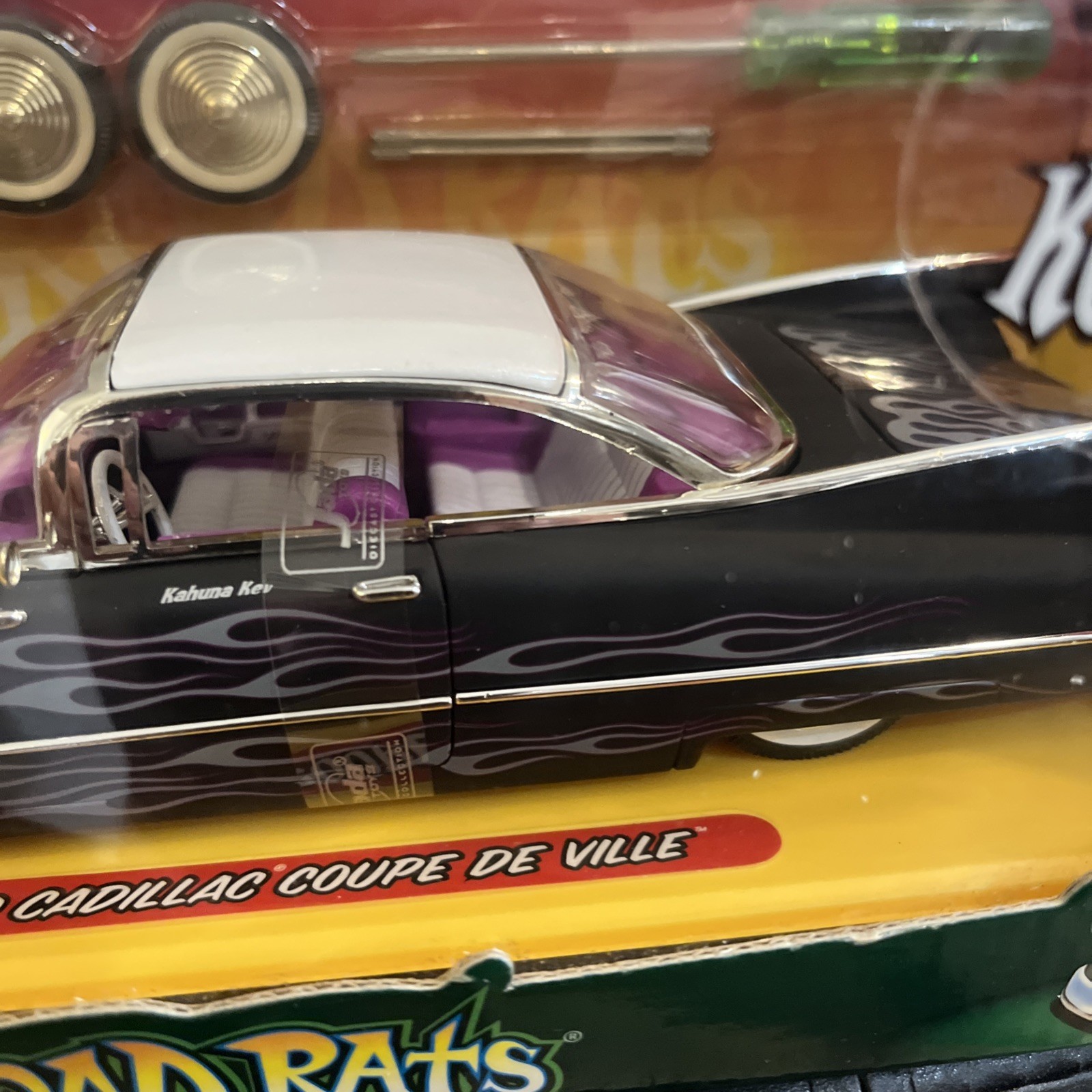 JADA – KUSTOMIZING – ROAD RATS – 1959 CADILLAC COUPE DEVILLE – 1/24 NEW IN Box