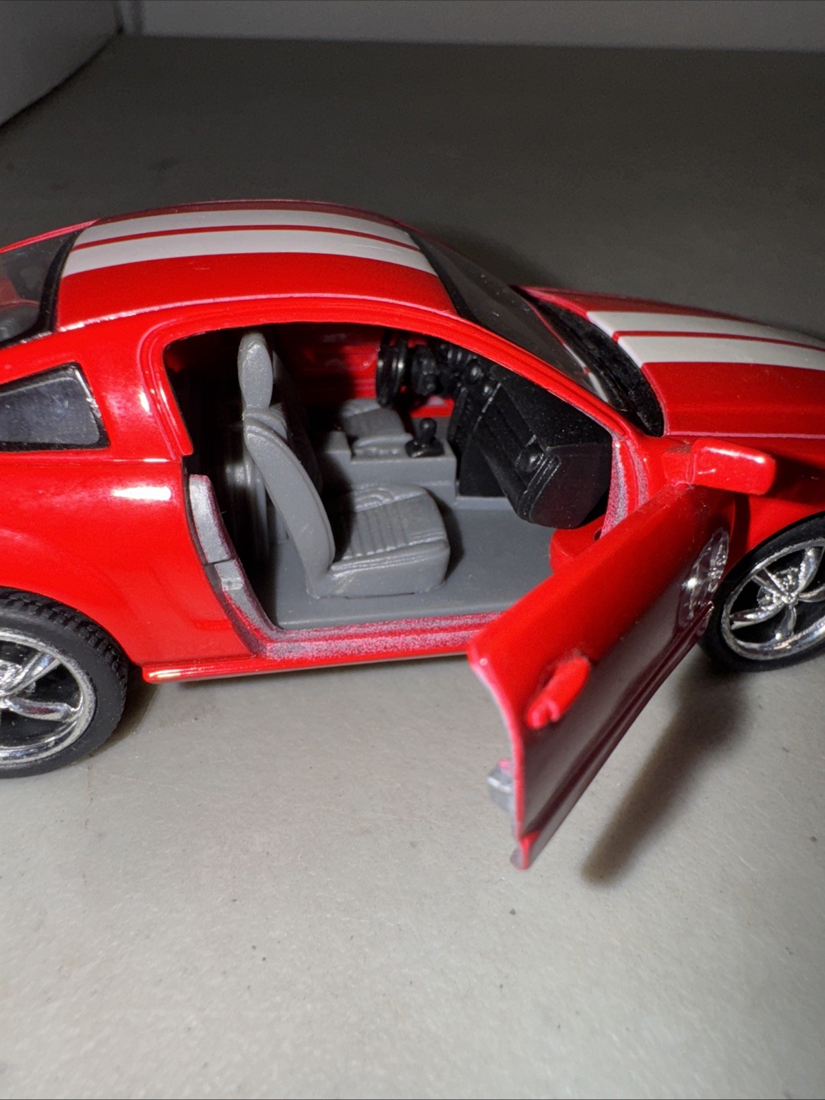 2006 Kinsmart Kintoy 1:32 Die Cast Ford Mustang Pull Back Action Toy Car Red