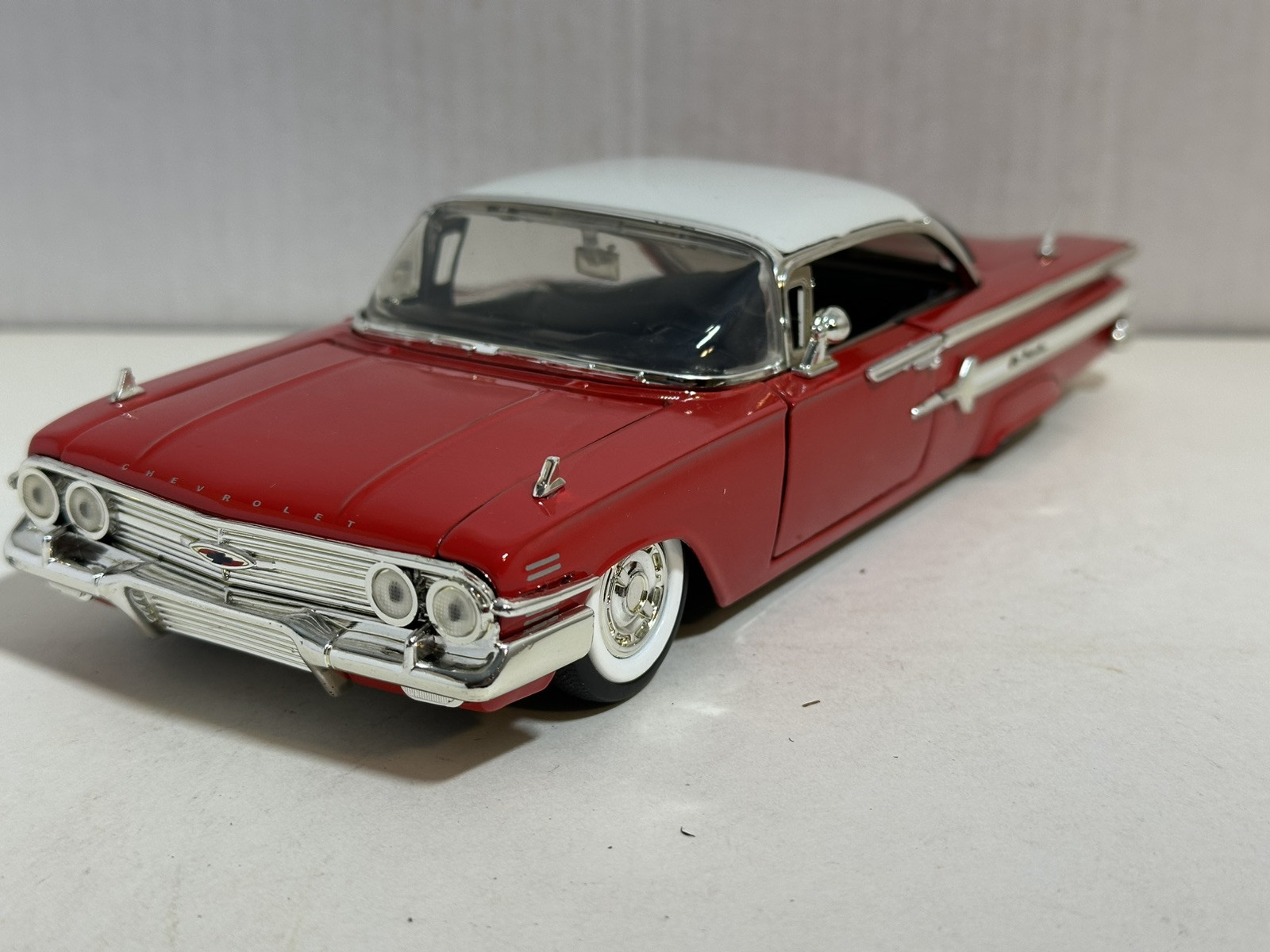 JADA SHOWROOM FLOOR 1960 CHEVY IMPALA RED 1:24 DIECAST MODEL CAR NEW NO BOX