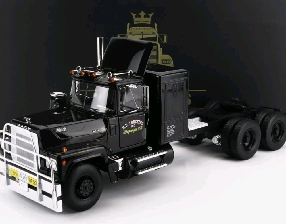CONVOY 1/18Road Mack Truck