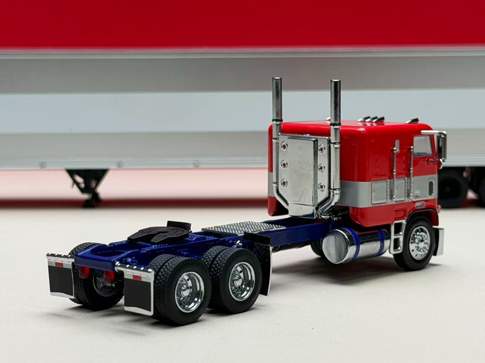 1:64 596 HEC G1 Freightliner Container Truck Tractor Model Diecast Metal Car