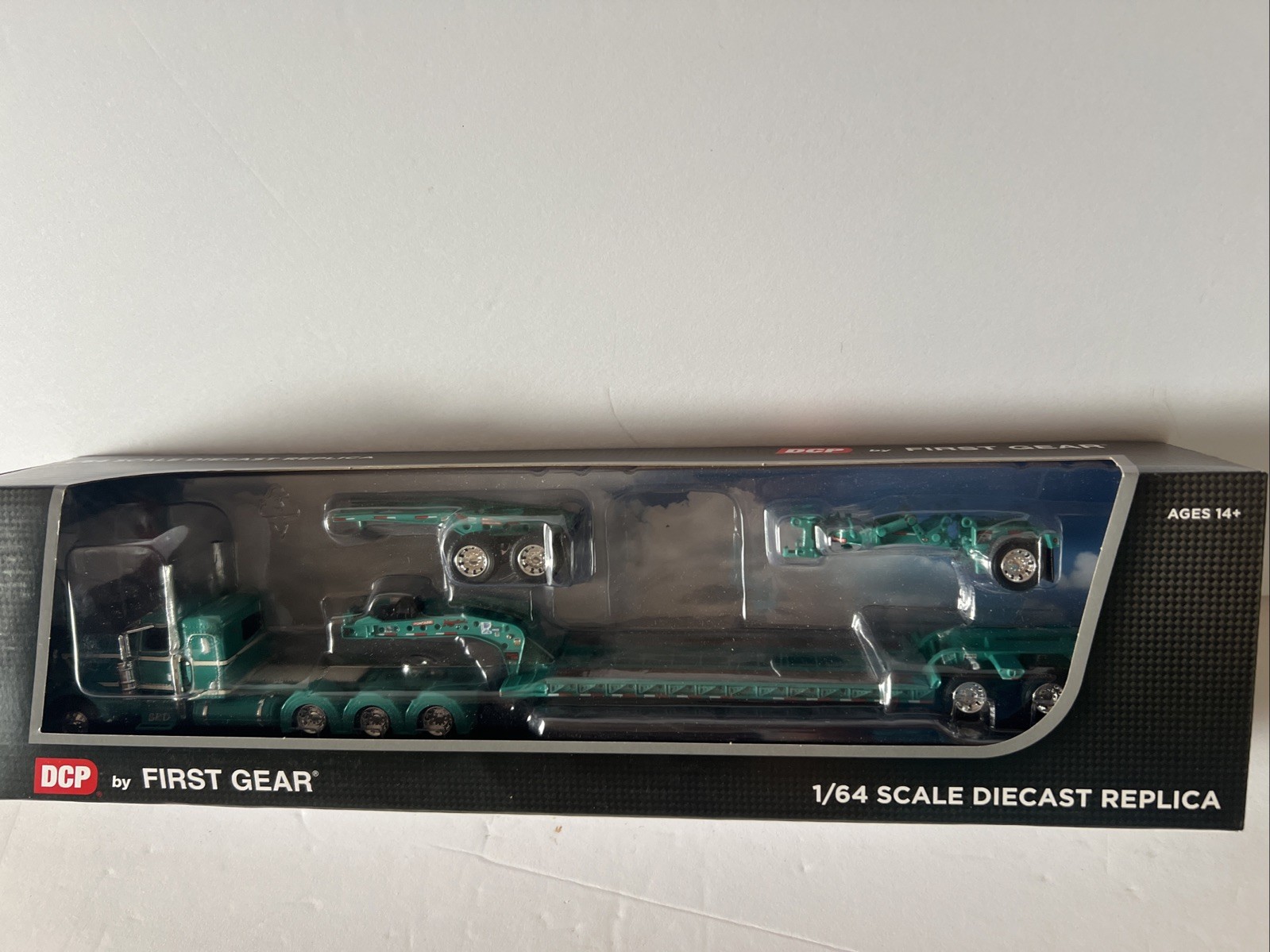 1:64 DCP Peterbilt 389 W 36 Flat Top Sleeper Fontaine Lowboy Jeep Trailer