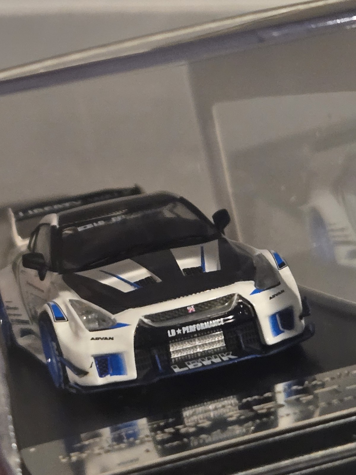 MC 1:64 Nissan GTR 35GT-RR White/Black LB-Silhouette LIMITED EDITION