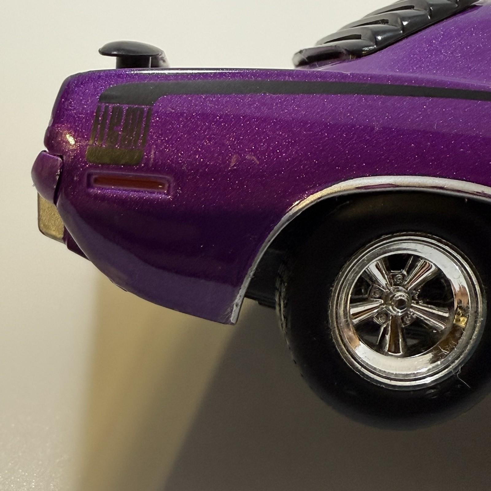 Johnny Lightning 1:24 1970 Plymouth HEMI Barracuda Purple Die‑Cast