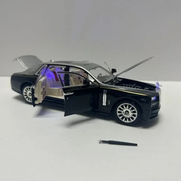 1:24 Rolls-Royce Phantom Metal Diecast Silver Black WITH LEDS Roll-Back