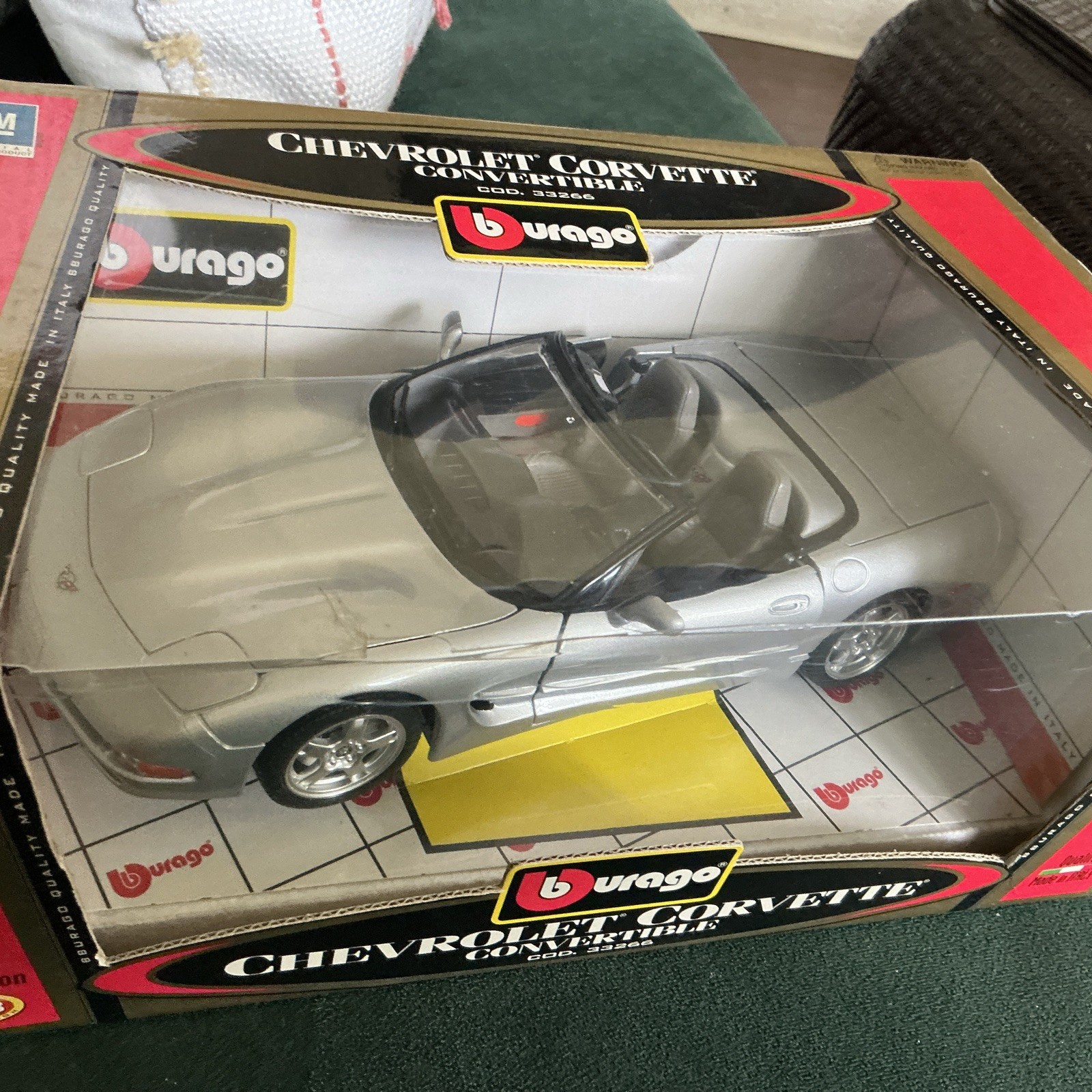 1998 Chevrolet Corvette Convertible Gold Collection #33266 1:18 Diecast Bburago