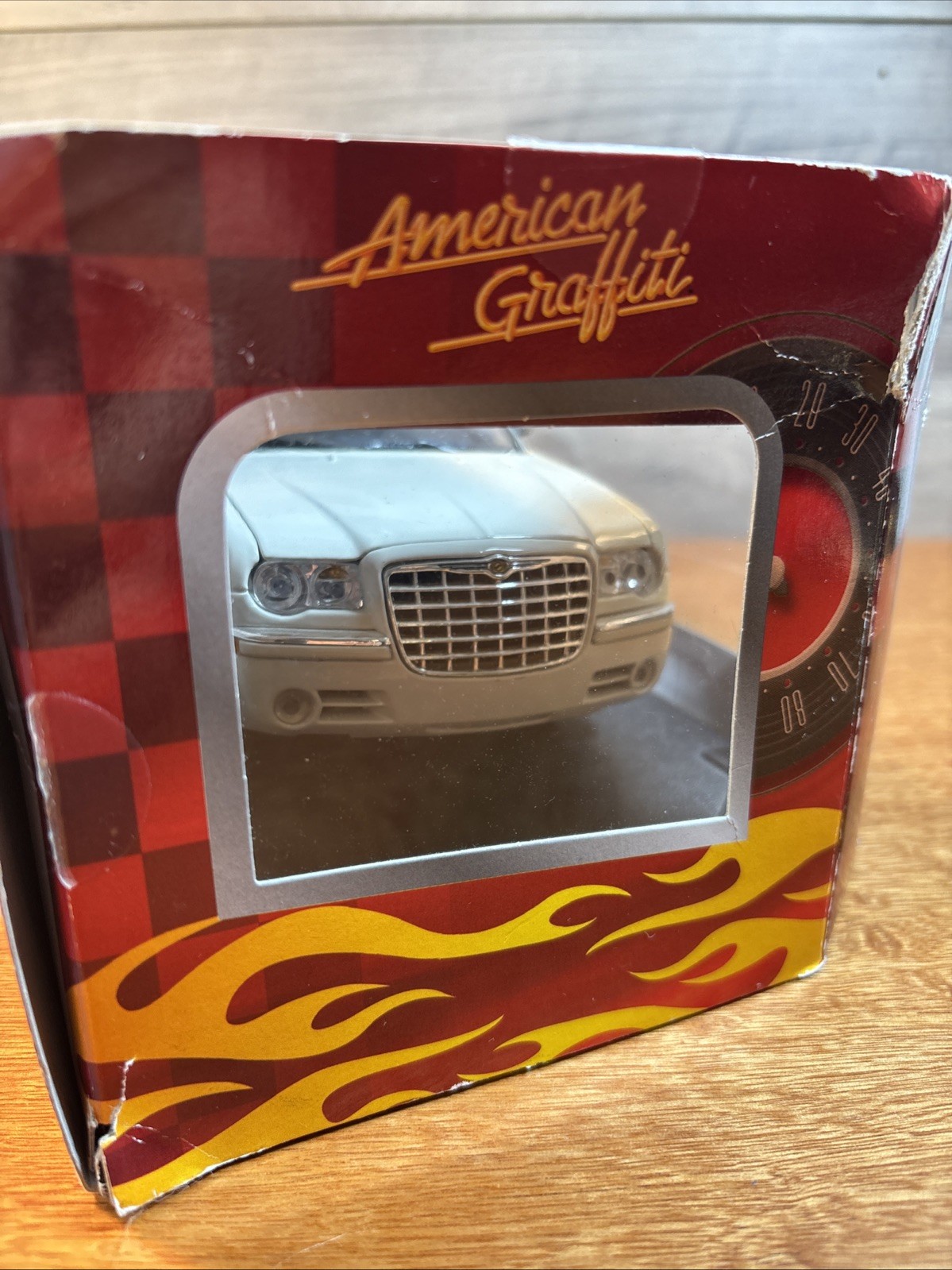 Motor Max American Graffiti 2005 Chrysler 300C Hemi 1:18 Diecast White READ