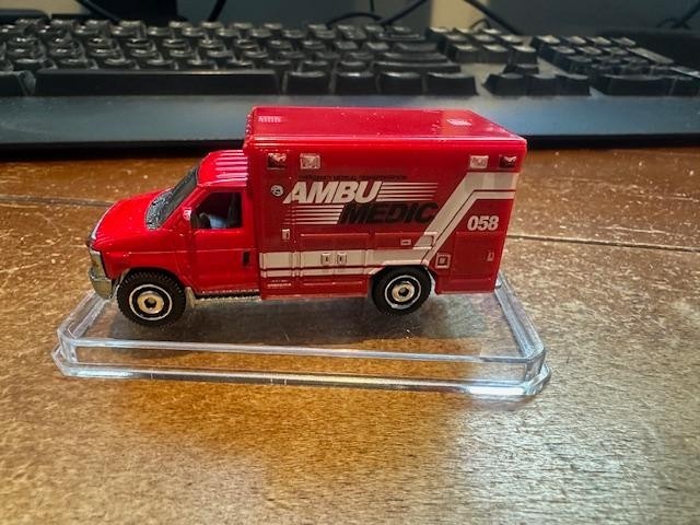 2009 Matchbox Ford E-350 Ambulance Ambu Medic 1/64 LOOSE