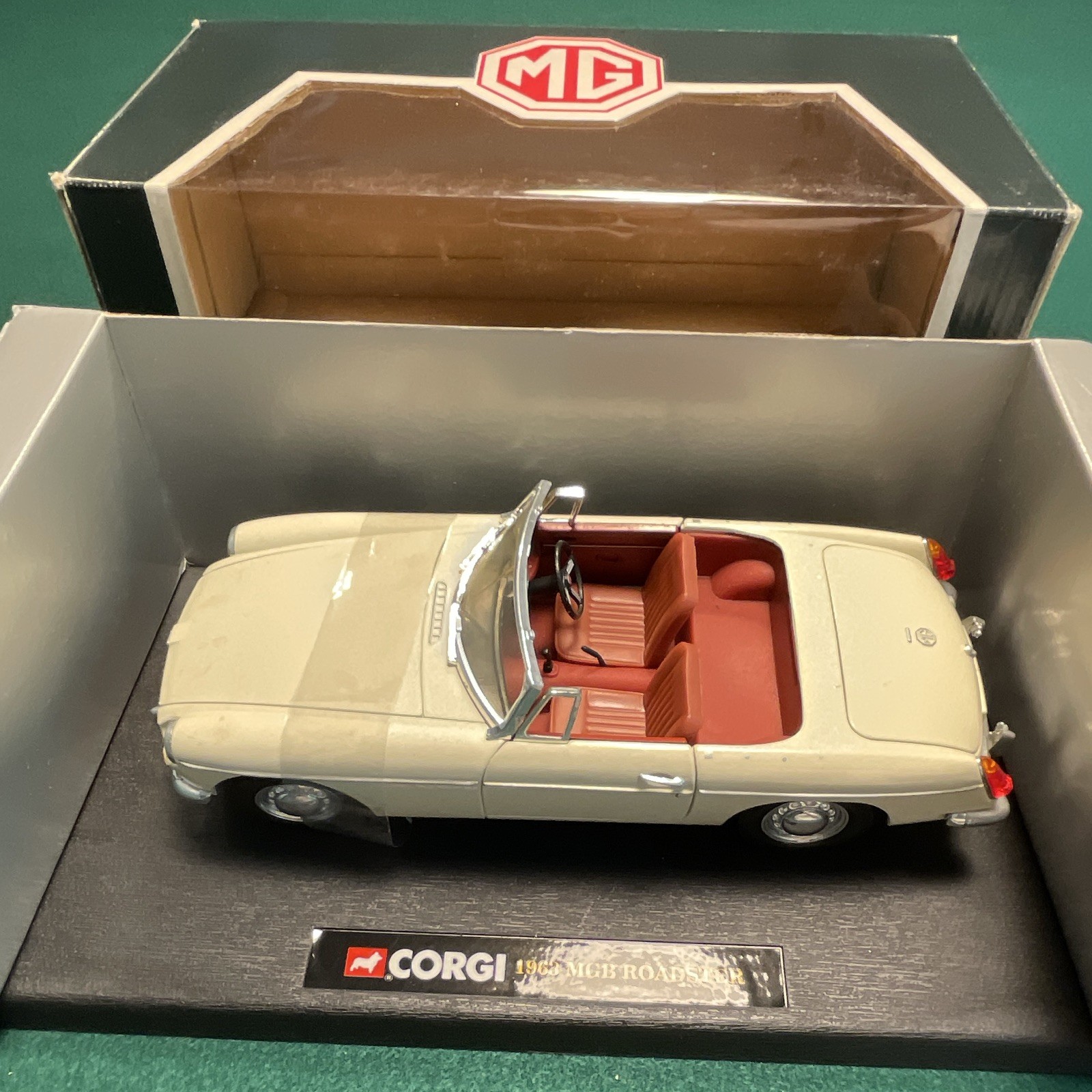 Corgi Classics 1:18 1963 MG MGB Roadster Diecast Cream/Red w/ Case