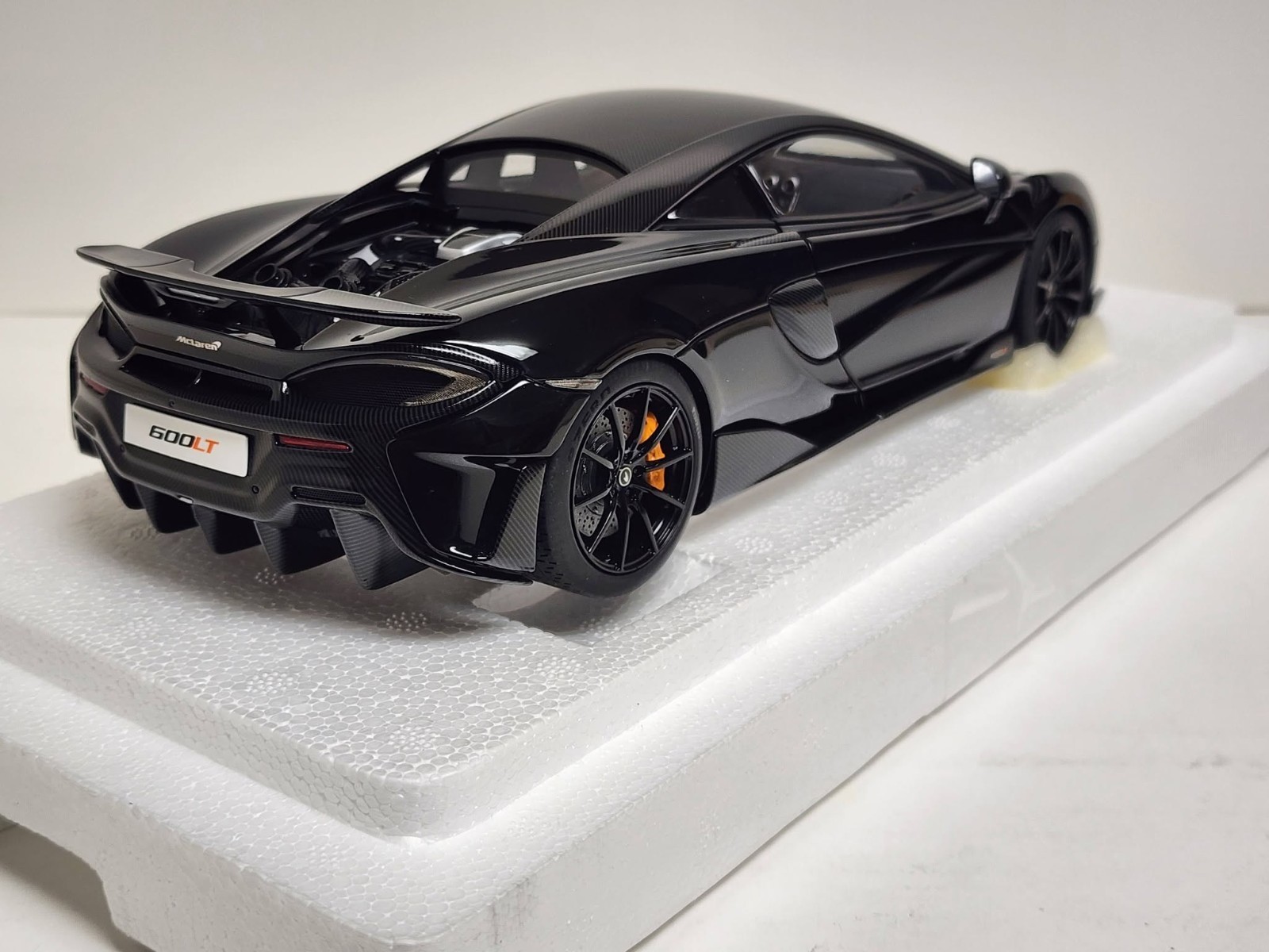 AUTOart – 1/18 die cast: McLaren 600LT, ONYX BLACK and orange inside.