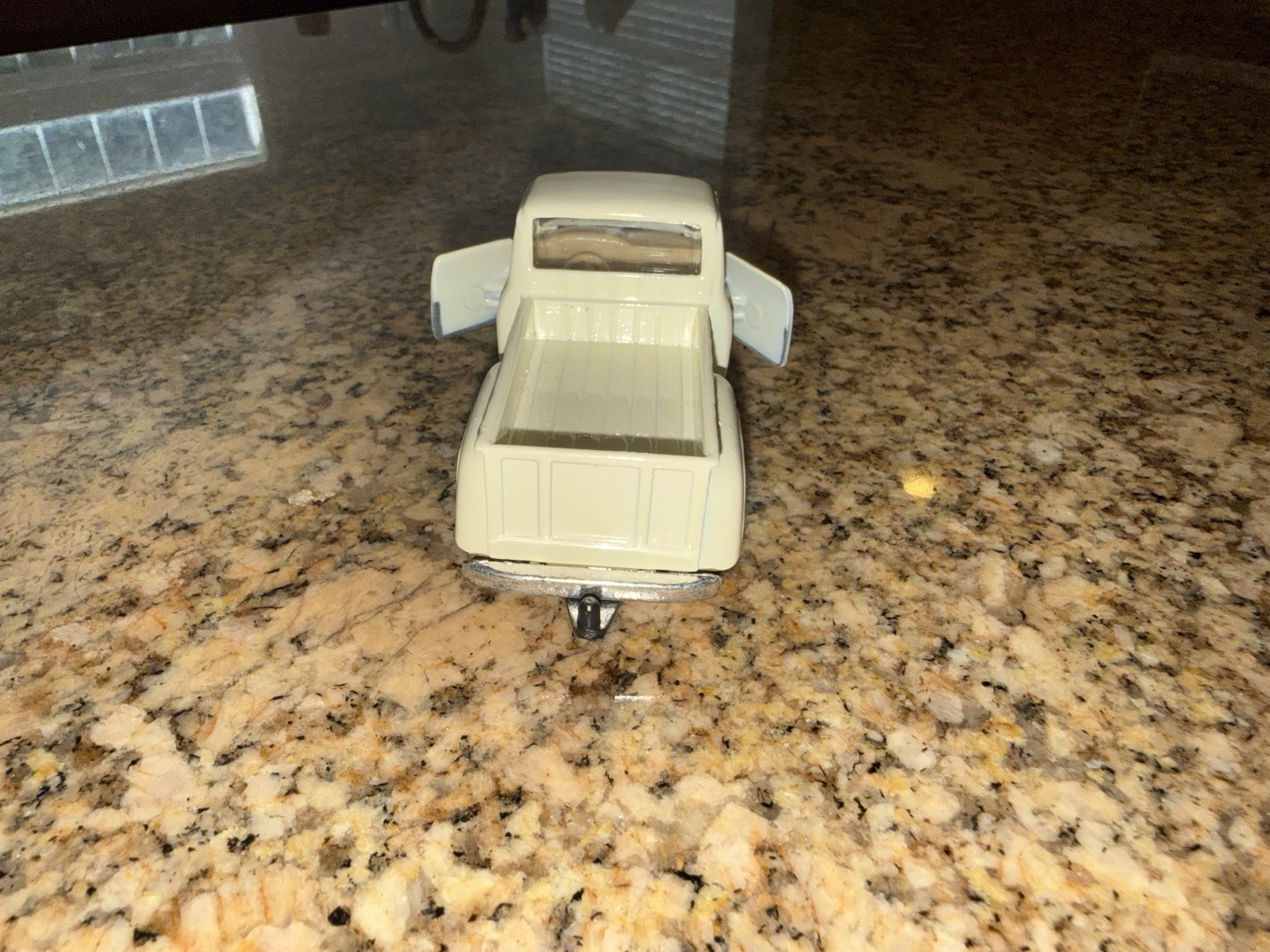 Kinsmart – 1:38 Scale Model 1956 Ford F-100 Pickup White (BBKT5385DW)