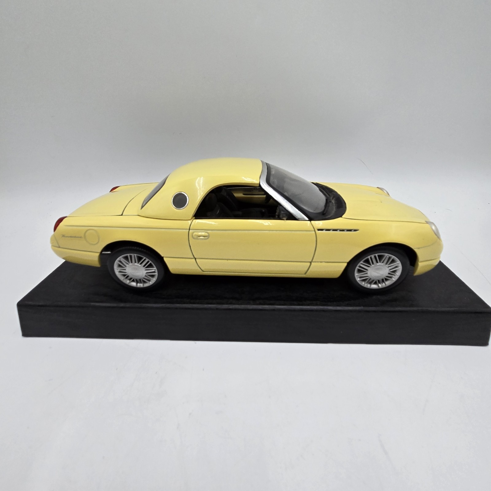 MAISTO Special Edition 1:18 Ford Thunderbird Show Car 1999 Removable Top w/Stand