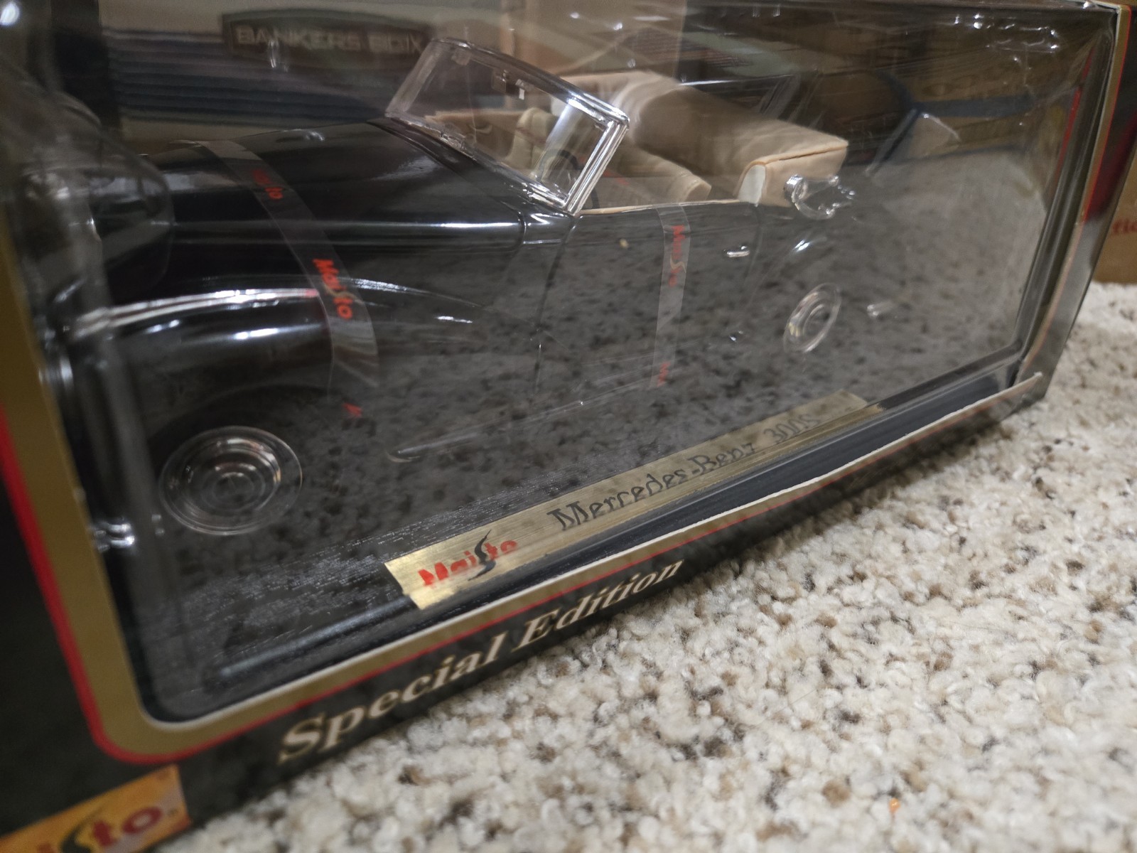 Maisto Special Edition Mercedes-Benz 300S Black 1:18 Scale Diecast New