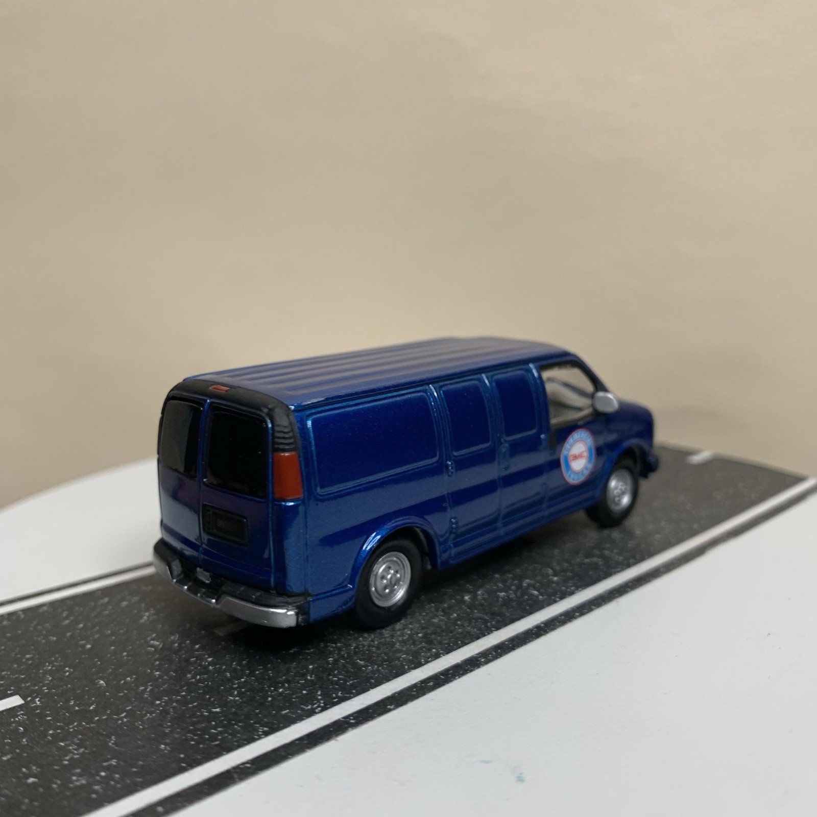 Johnny Lightning Working Class 2000 GMC Savana Van Blue “Commercial Trucks” NM