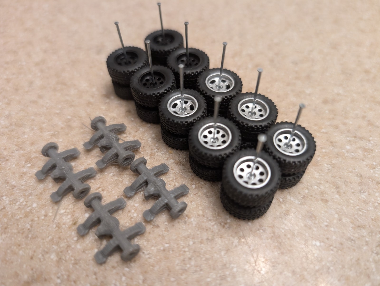 HoT 5 Swap sets Wheels off road truck rubber Tires 1/64 Real Riders Free Lift