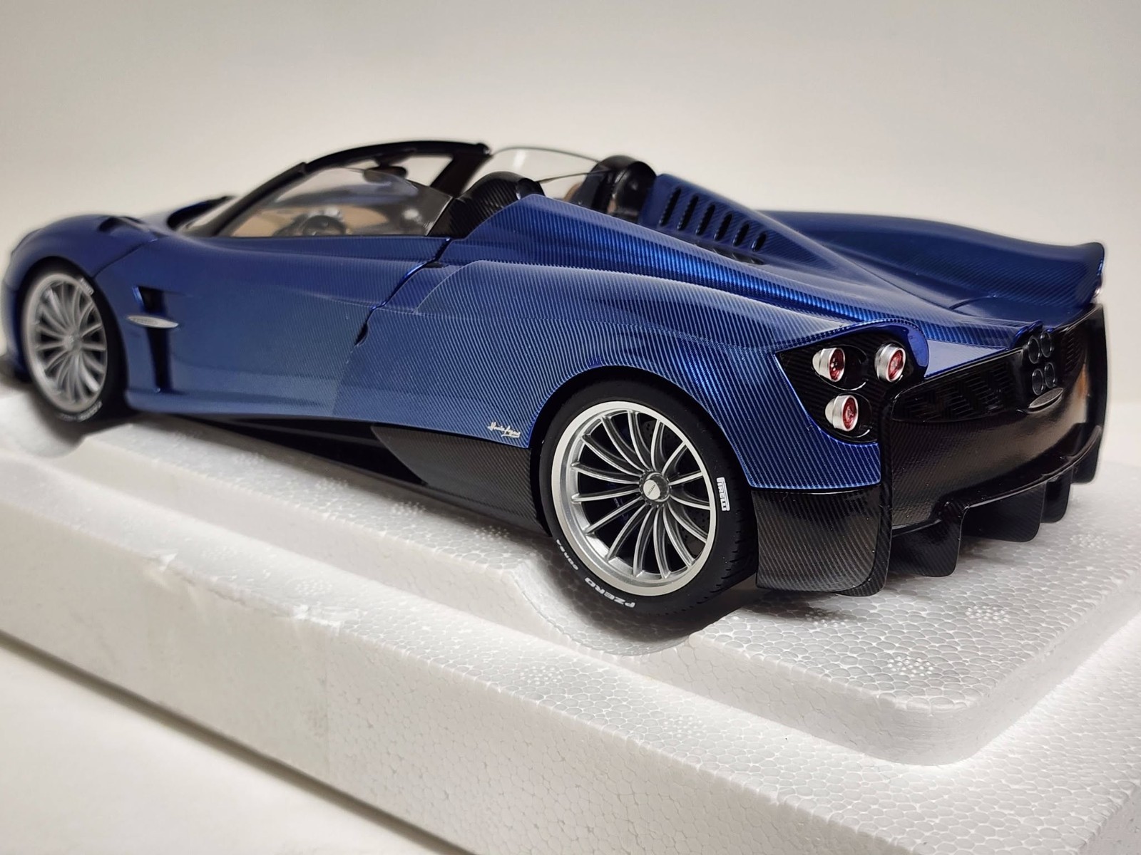 AUTOart 1:18 diecast car – Pagani Huayra Roadster (BLU Tricolore Carbon Fiber).