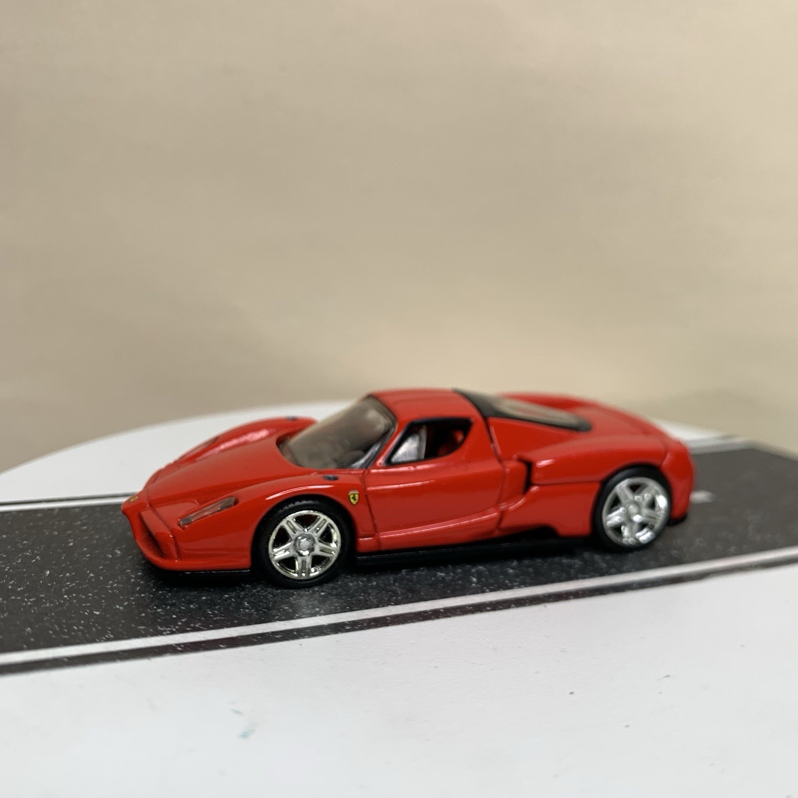 2005 Hot Wheels 100% Oil Can Showcase Series 2003 Ferrari Enzo Red 1:64 Scale NM
