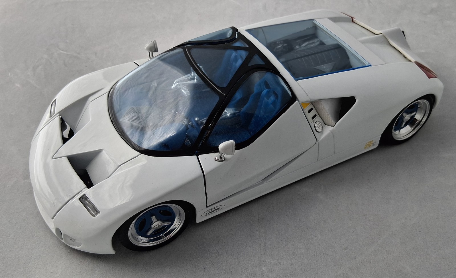 1995 Ford GT90 1:18 Diecast (White) : Maisto