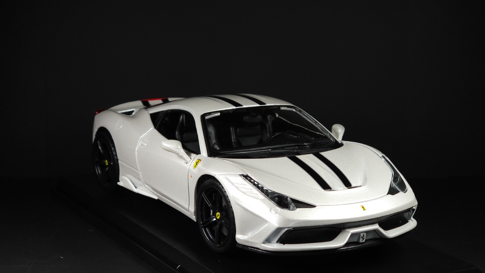 458 Speciale 1:18 Maisto Exclusive Style Special Edition – White