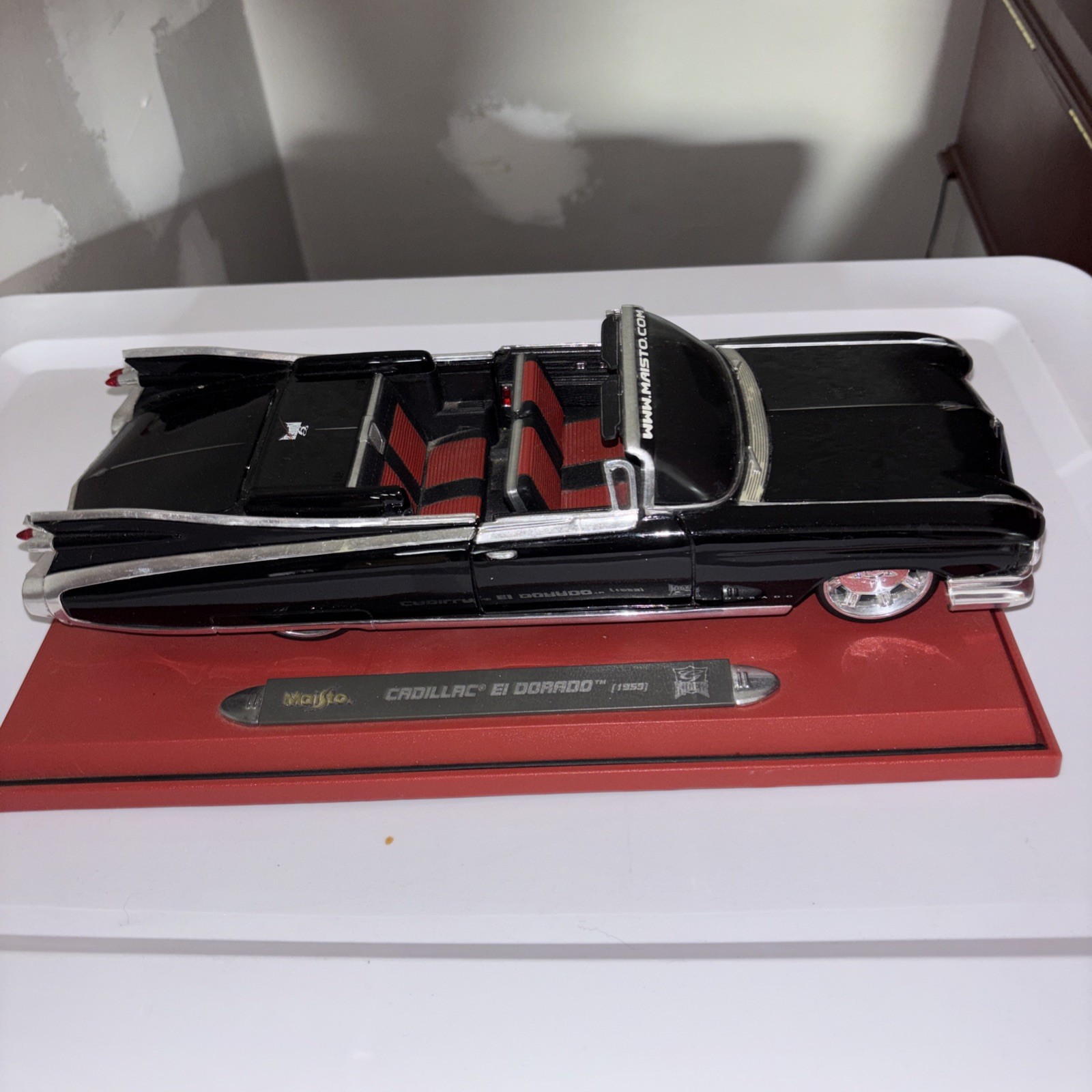 Maisto 1:18 1959 Cadillac Eldorado Biarritz Custom Shop Black with Stand