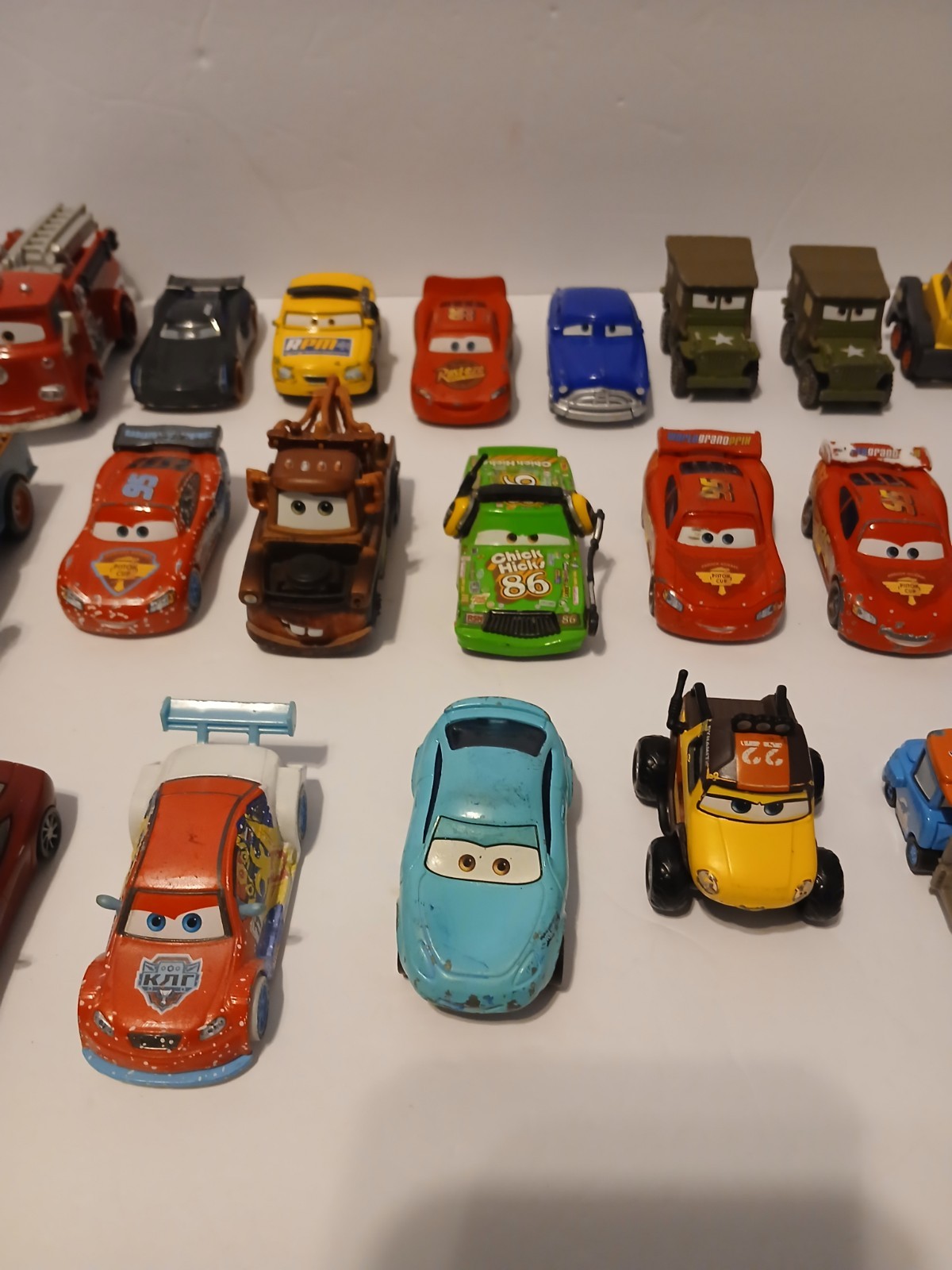 Disney Pixar Cars Lot Bundle of 26 Cars Die Cast And Plastic Lightning Mcqueen