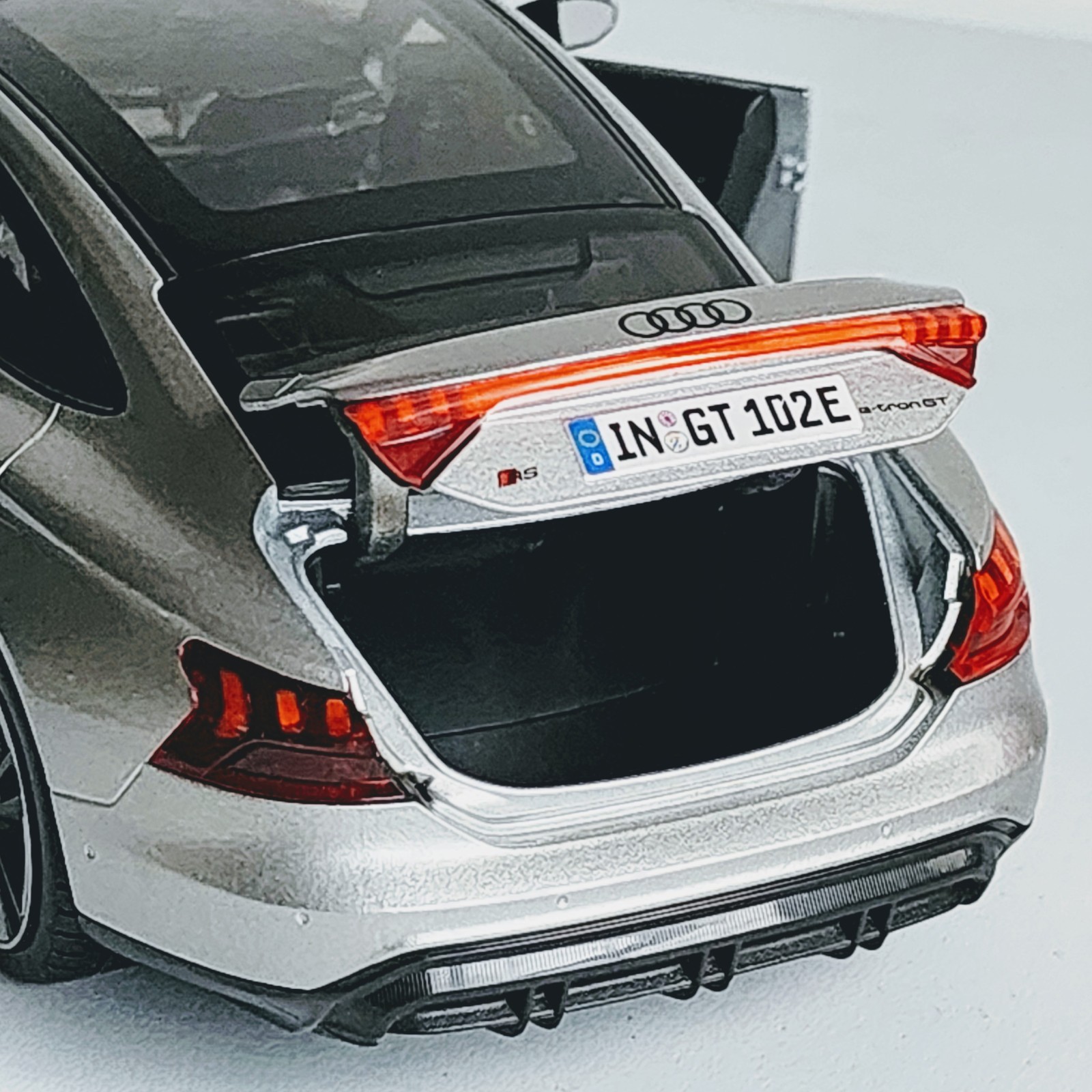 Maisto Special Edition 2022 Audi RS e-tron GT Silver 1:18 Diecast