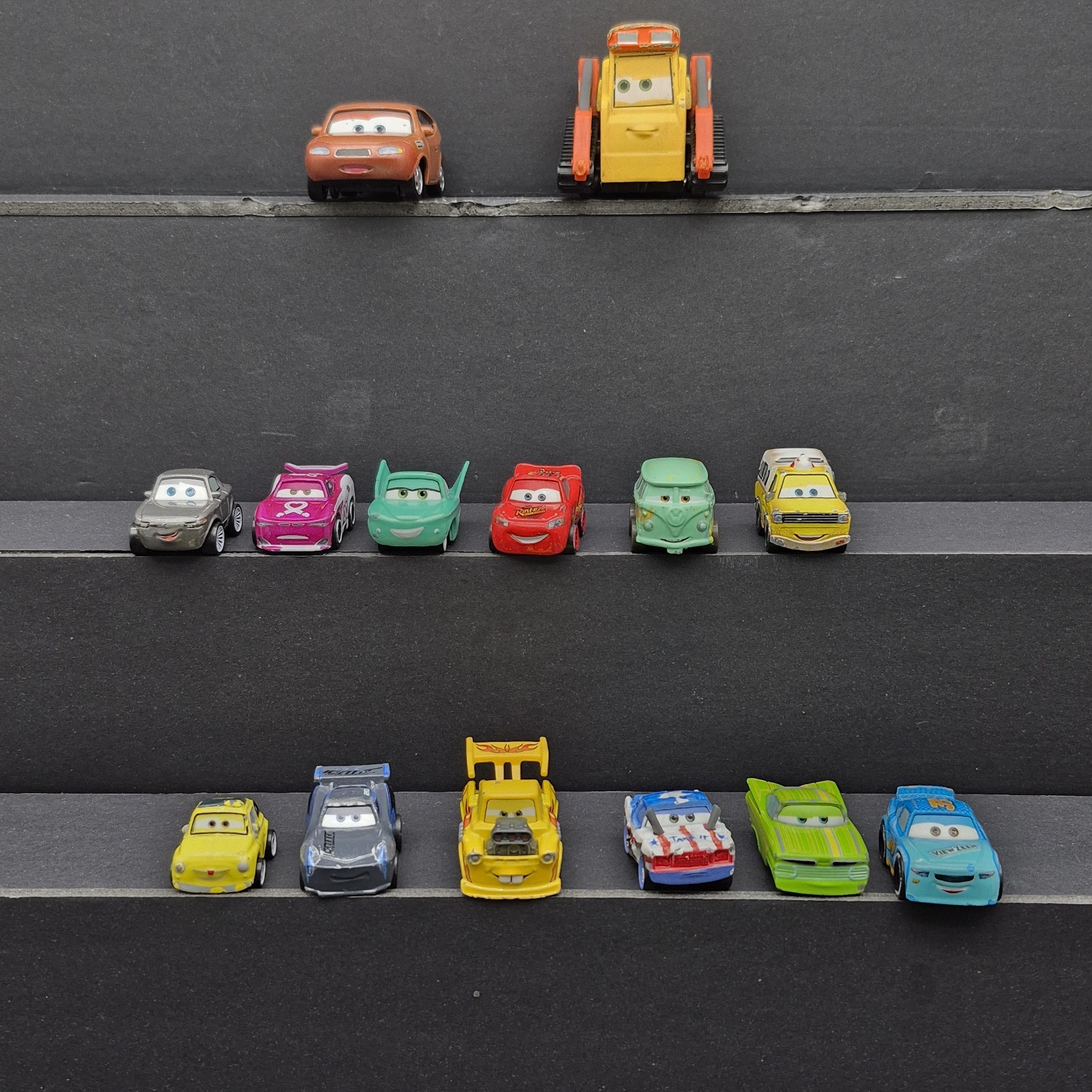 Disney Pixar Cars Mini Racers Mixed Lot of 16 Die-Cast Vehicles/Lightning McQue