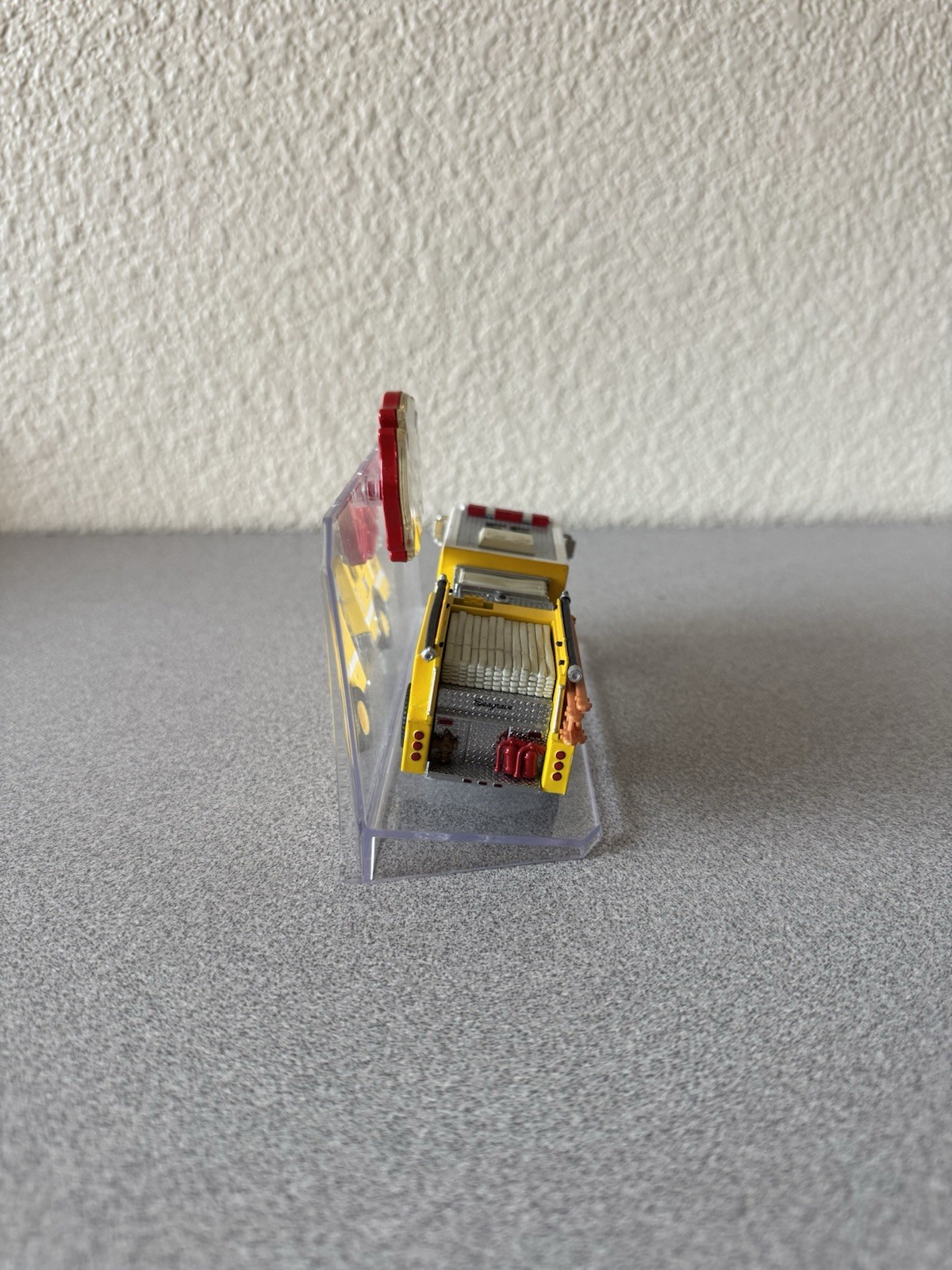 Code 3 Honolulu Fire Dept E5 Seagrave Pumper Diecast Truck w/ Display Case 1:64
