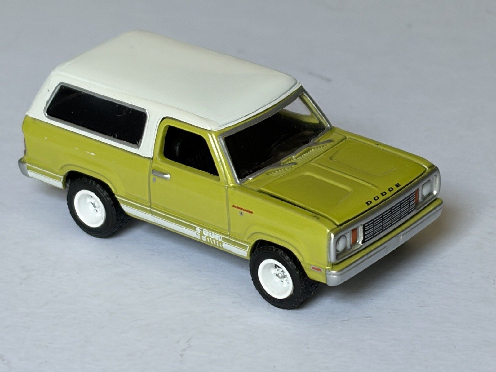 Greenlight 1977 Dodge Ramcharger 1:64 All Terrain, lime-green