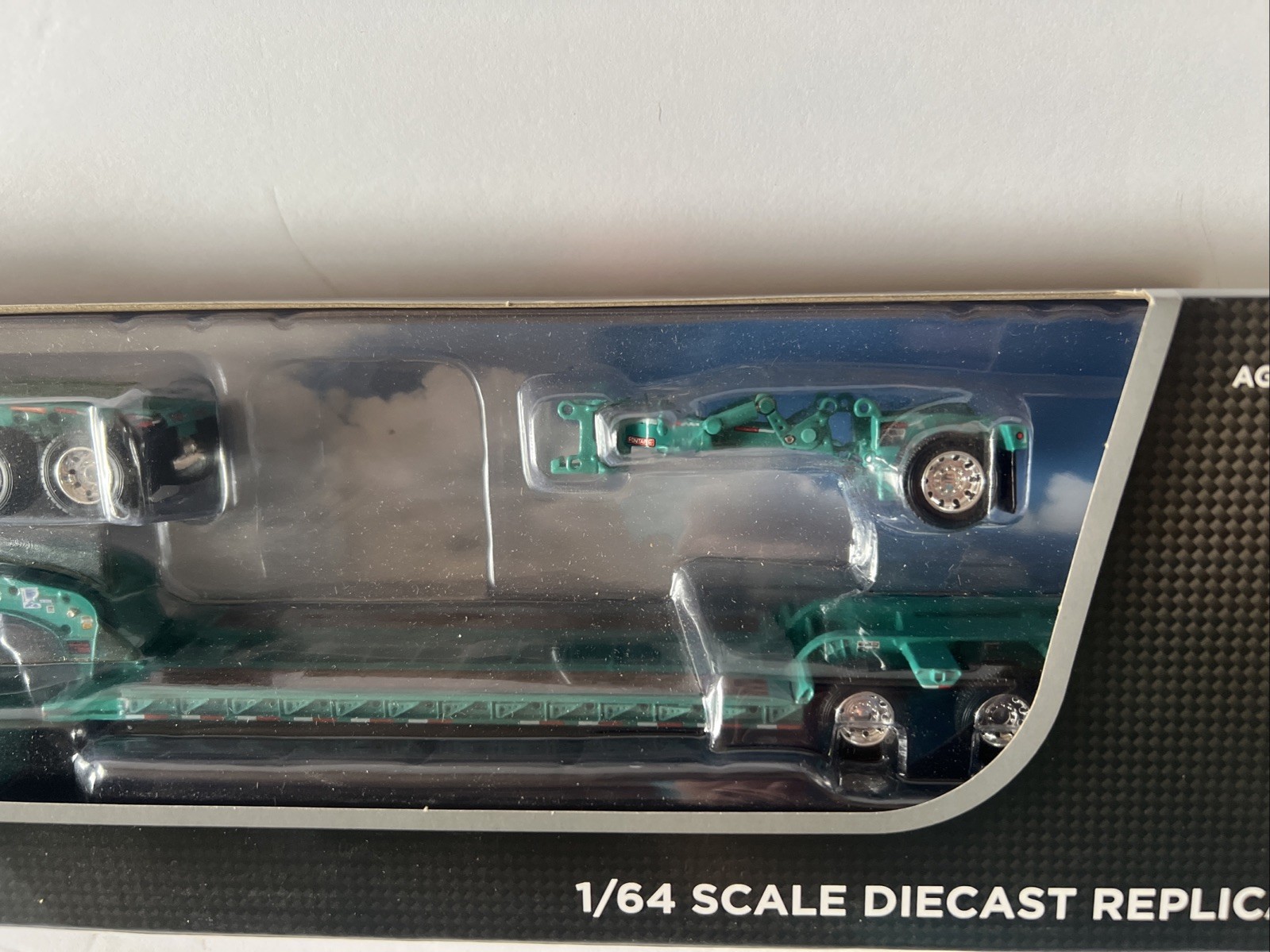 1:64 DCP Peterbilt 389 W 36 Flat Top Sleeper Fontaine Lowboy Jeep Trailer