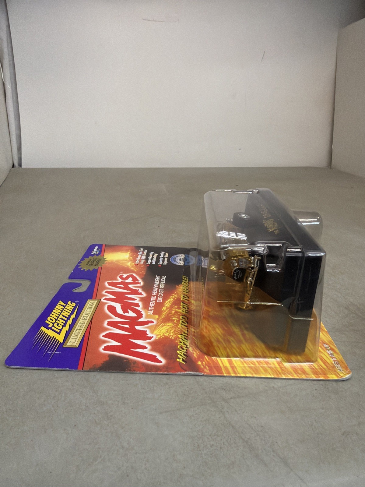 Johnny Lightning Magmas The Munsters Drag-U-La 1/43 Diecast Casket Car NIB