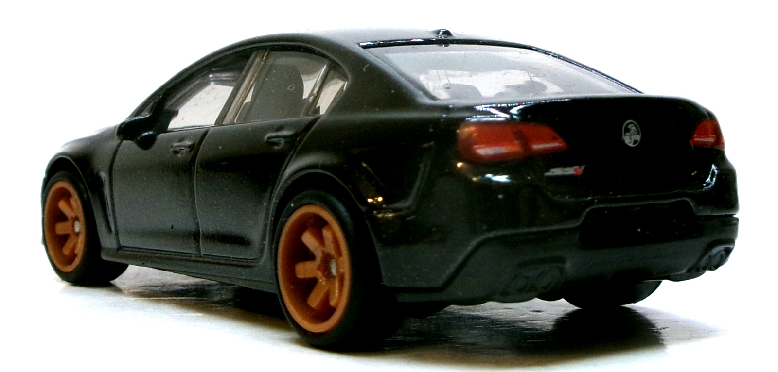 LOOSE 2025 MATCHBOX 1:64 BLACK HOLDEN VF COMMODORE SSV WHEEL SWAP REAL RIDERS
