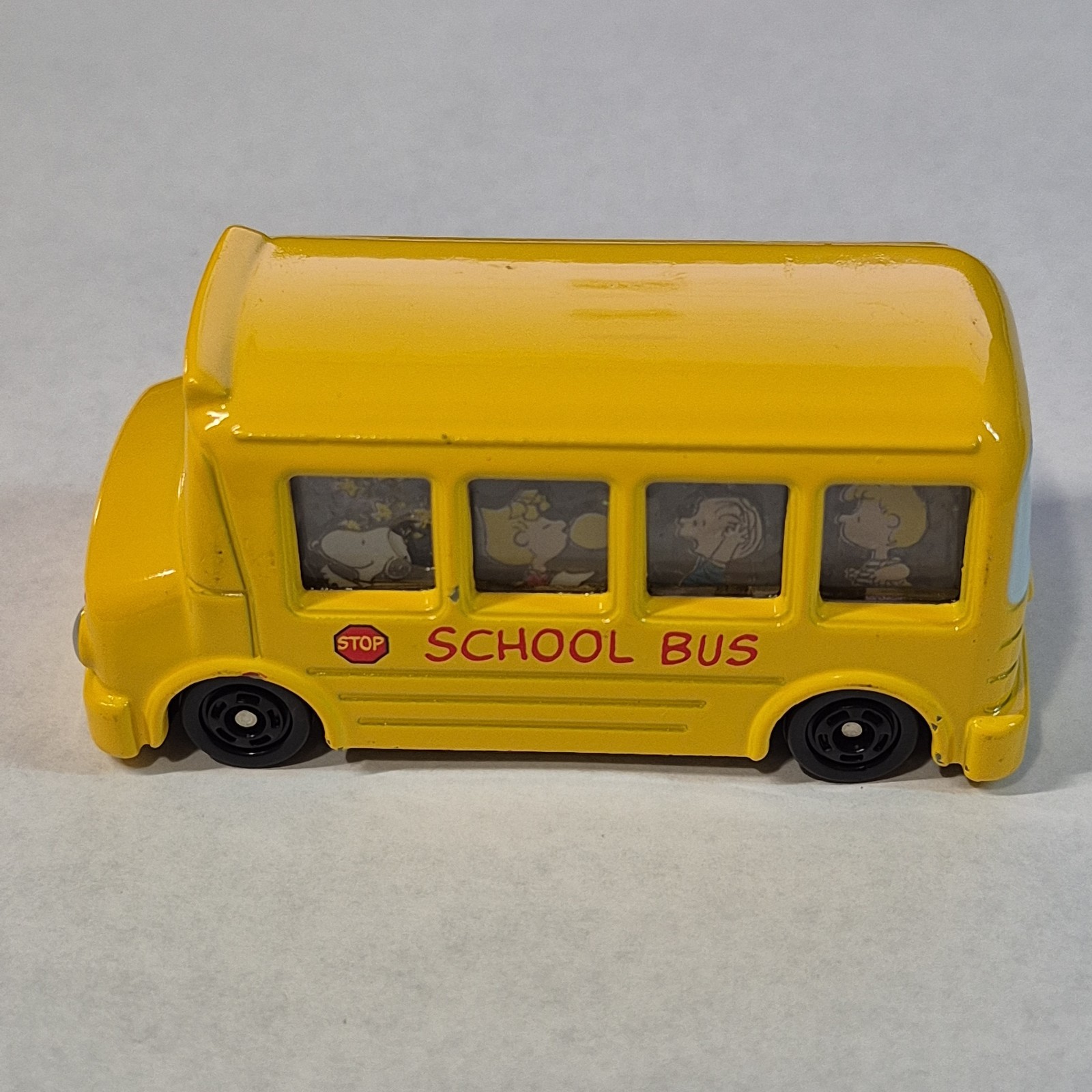 2012 Takara Tomy Dream Tomica #154 Peanuts Gang Snoopy Yellow School Bus Diecast