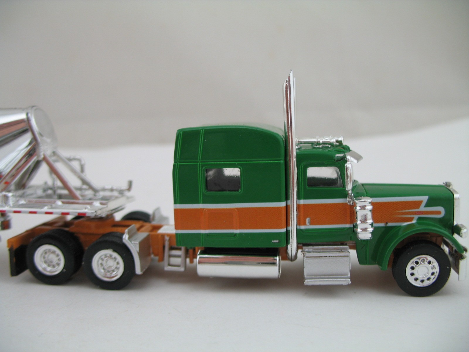 Trucks N’ Stuff HO Model Truck SPEC018: Peterbilt 389 SC w/ Pneumatic Tank Trlr